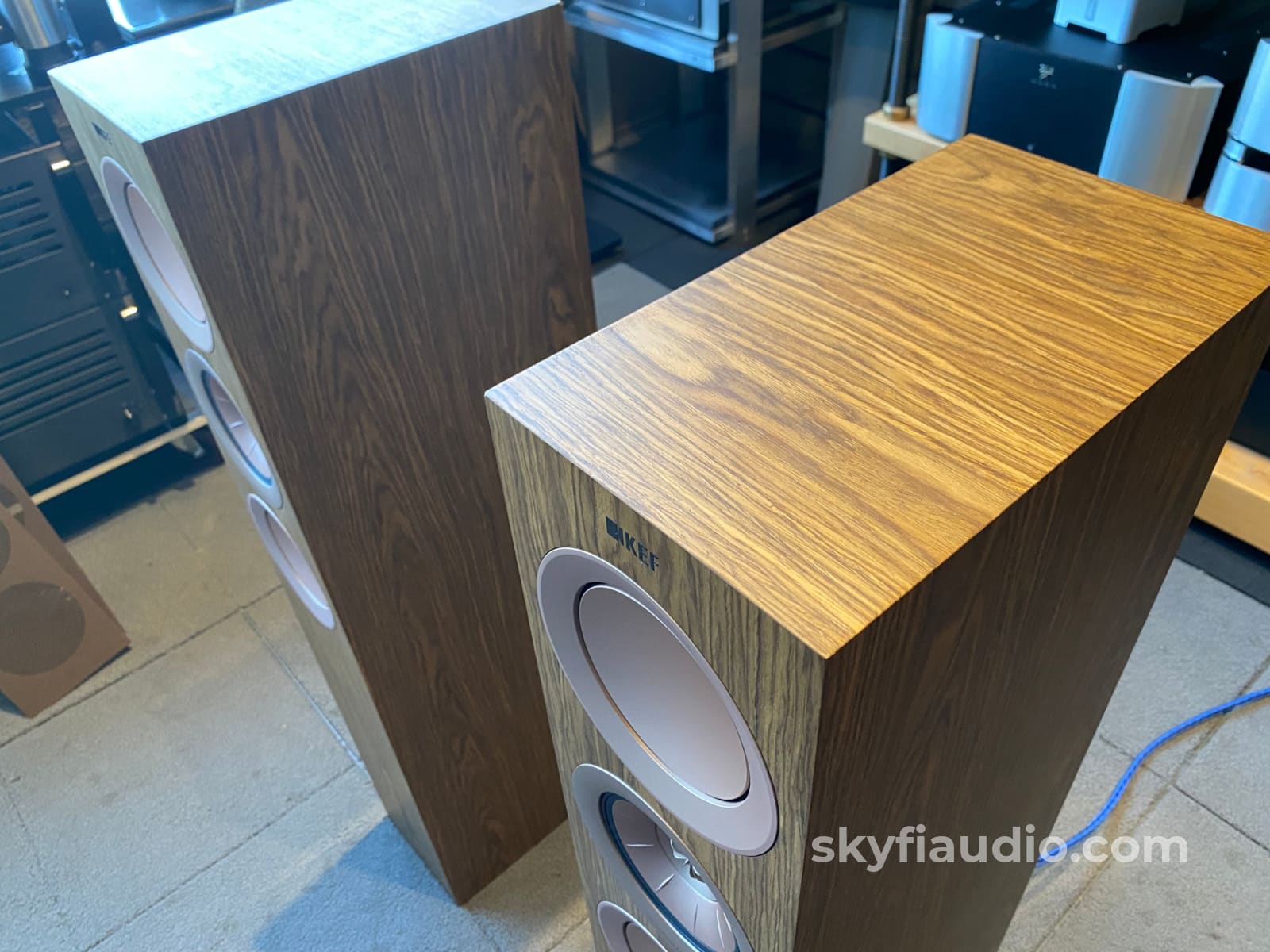 Kef R5 Floorstanding Speakers In Gorgeous Walnut - Like New