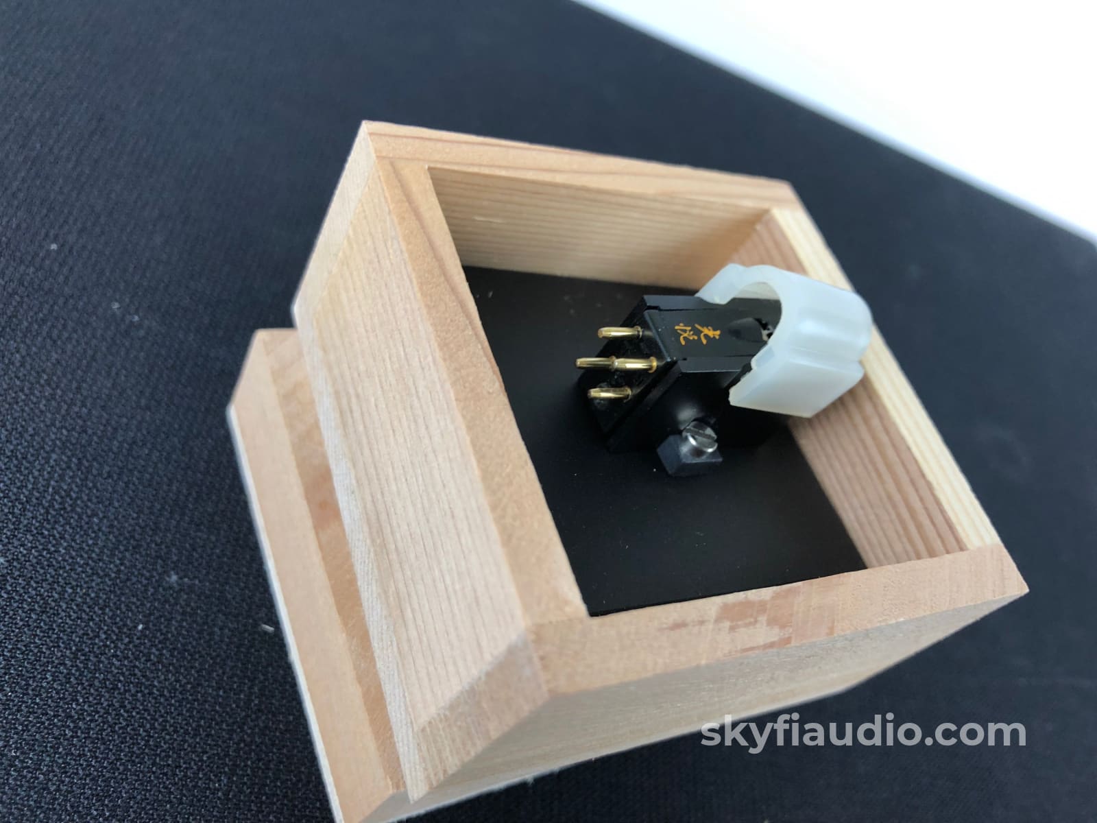 Koetsu Black Low-Output Mc (Moving-Coil) Cartridge - Musashino Audio Lab Turntable