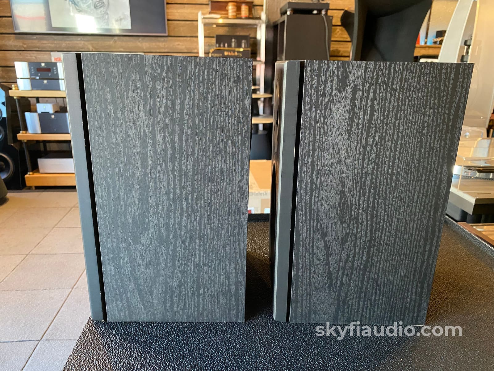 Linn Kan Iv Bookshelf Speakers In Black Finish