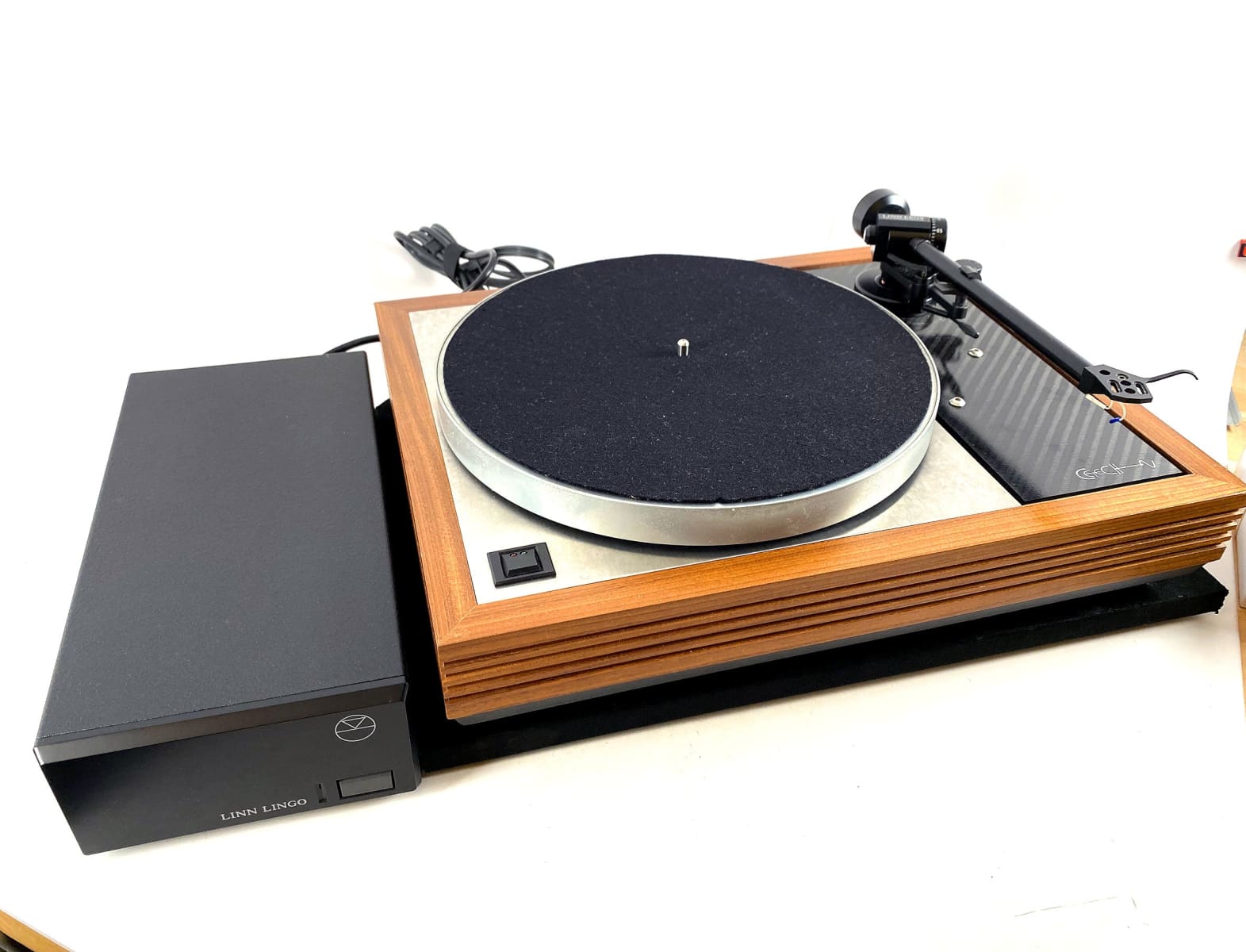 Linn Lp12 Turntable With Lingo Power Supply And New Sumiko Cartridge