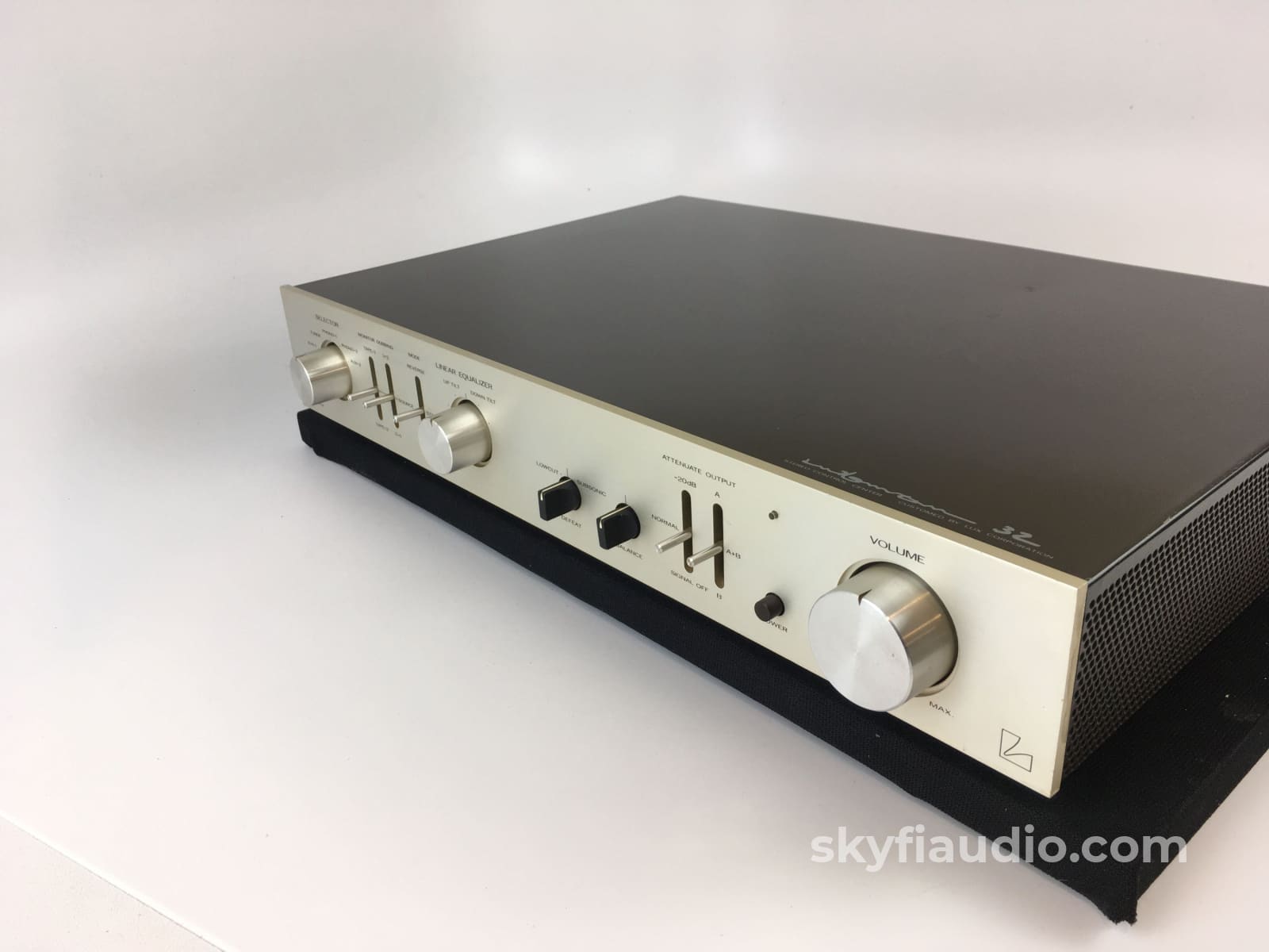 Luxman CL-32 Tube Preamp with 2 Phono Inputs