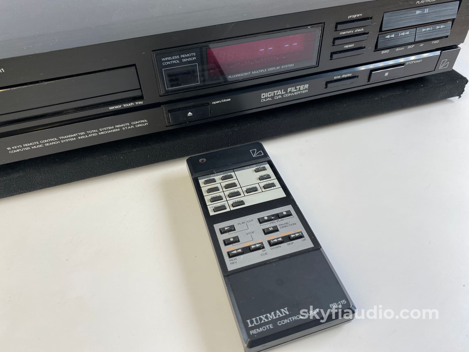 Luxman D-111 Vintage Cd Player With Remote - Dual D/A Converters + Digital