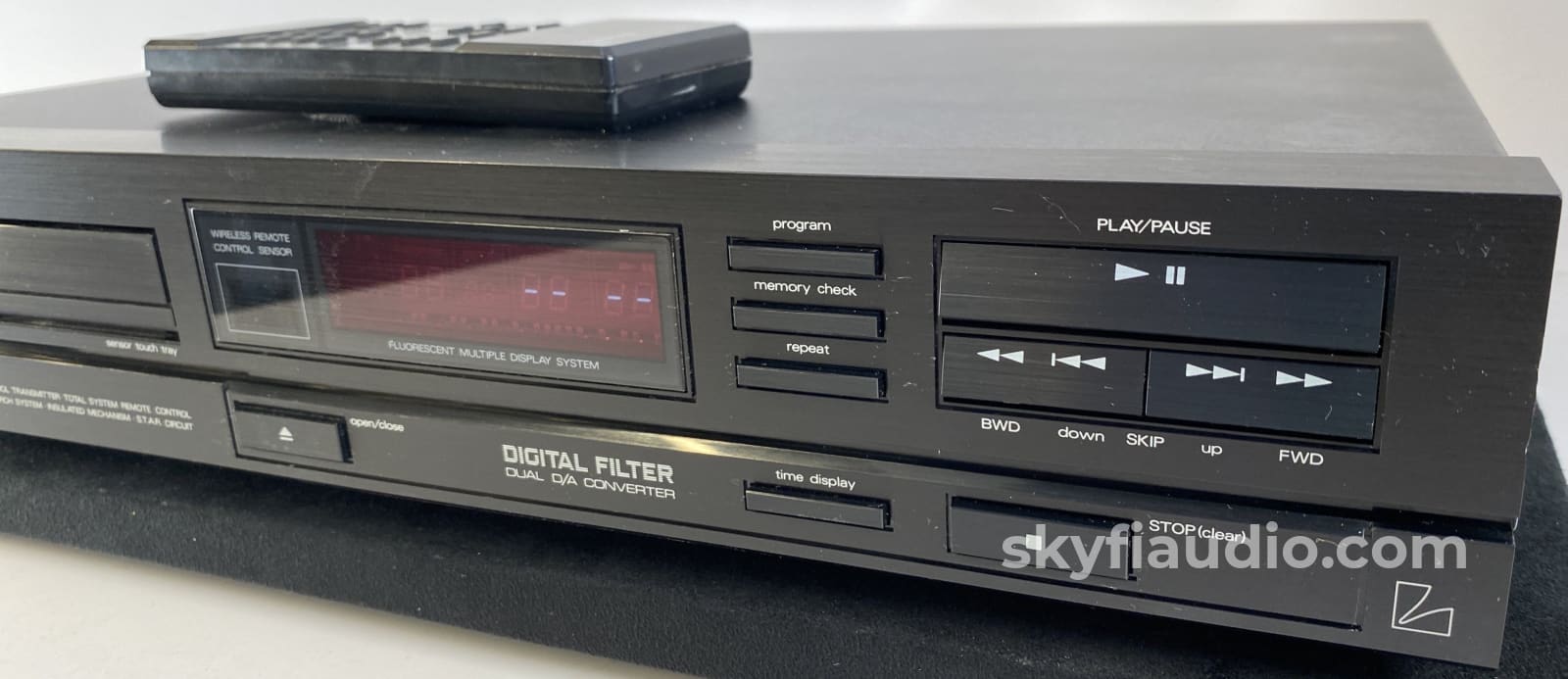 Luxman D-111 Vintage Cd Player With Remote - Dual D/A Converters + Digital