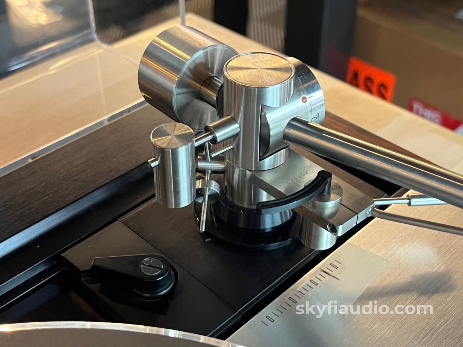 Luxman PD444 Vintage Turntable - W/ New Lyra Delos MC Cartridge Turntable