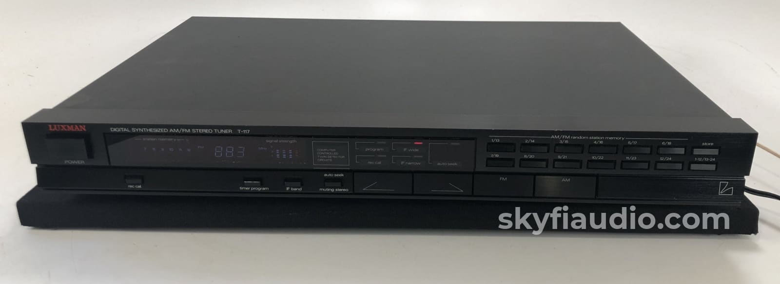 Luxman T-117 Digital Synthesized Am/Fm Stereo Tuner