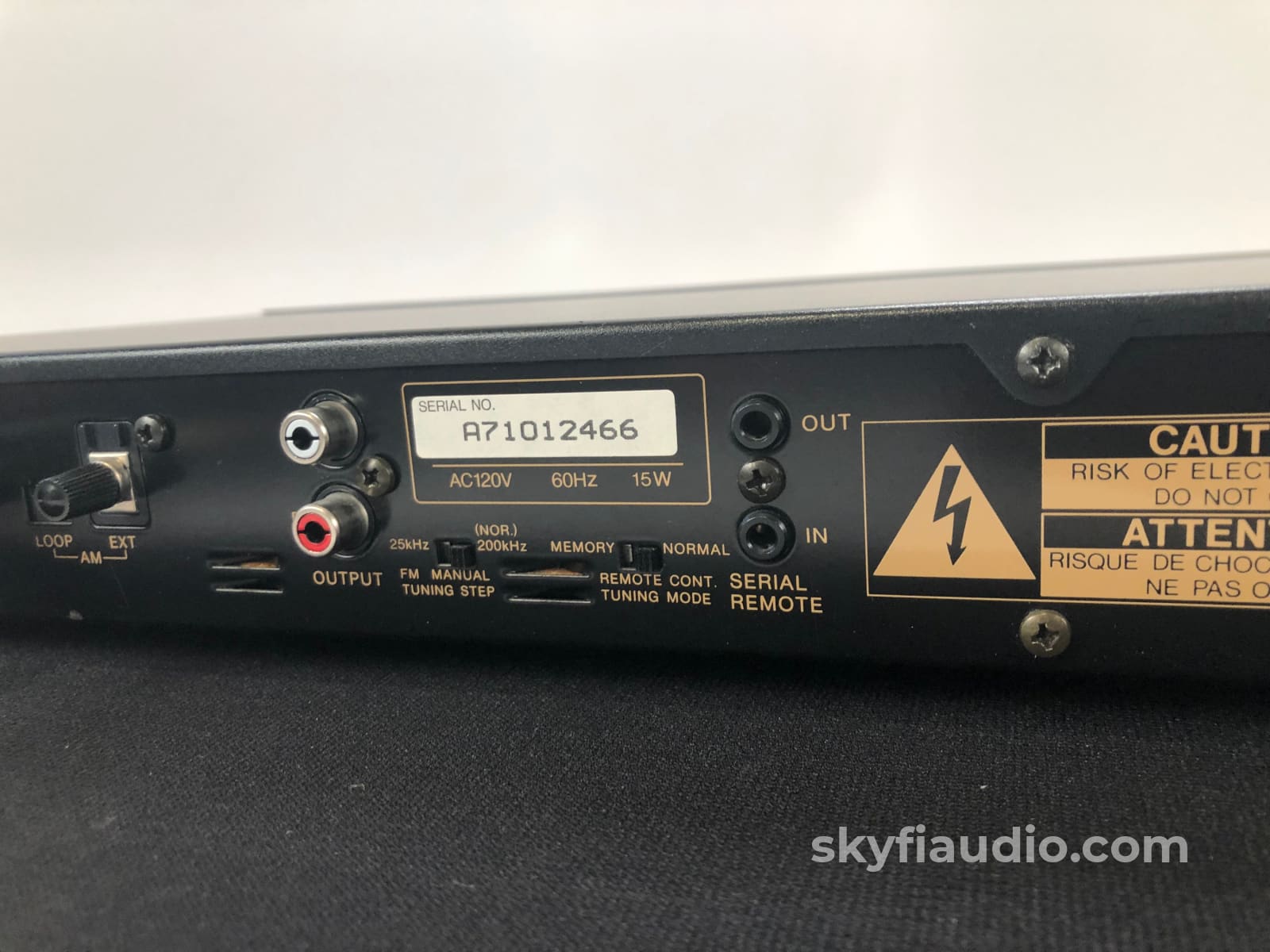 Luxman T-117 Digital Synthesized AM/FM Stereo Tuner