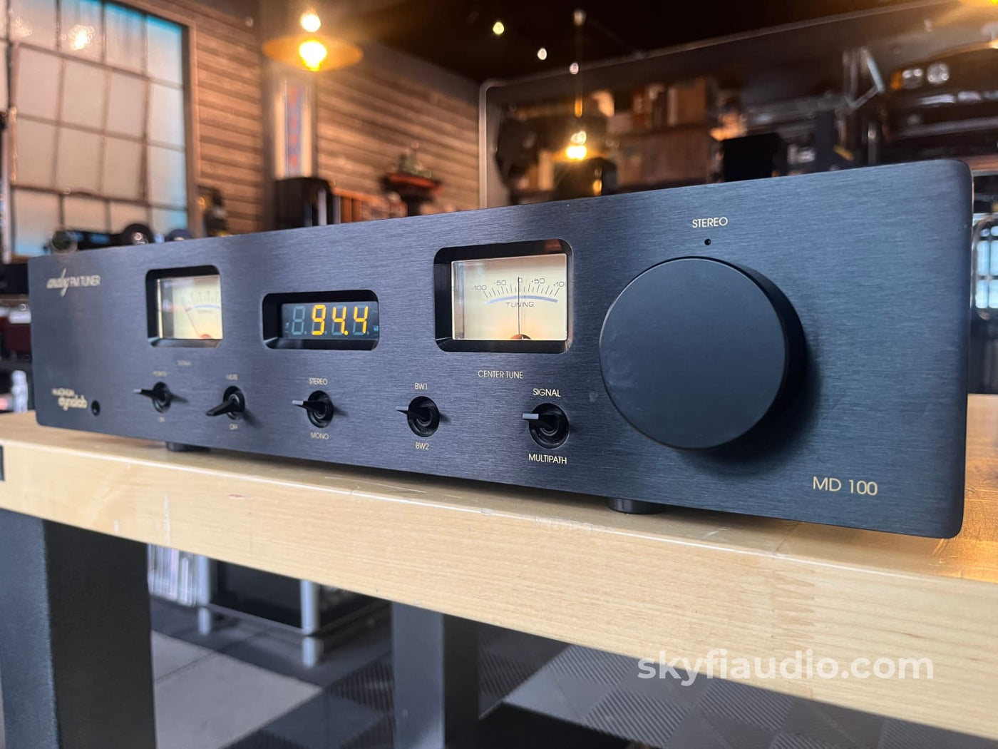 Magnum Dynalab MD-100 - Analog FM Tuner w/XLR Balanced Outputs