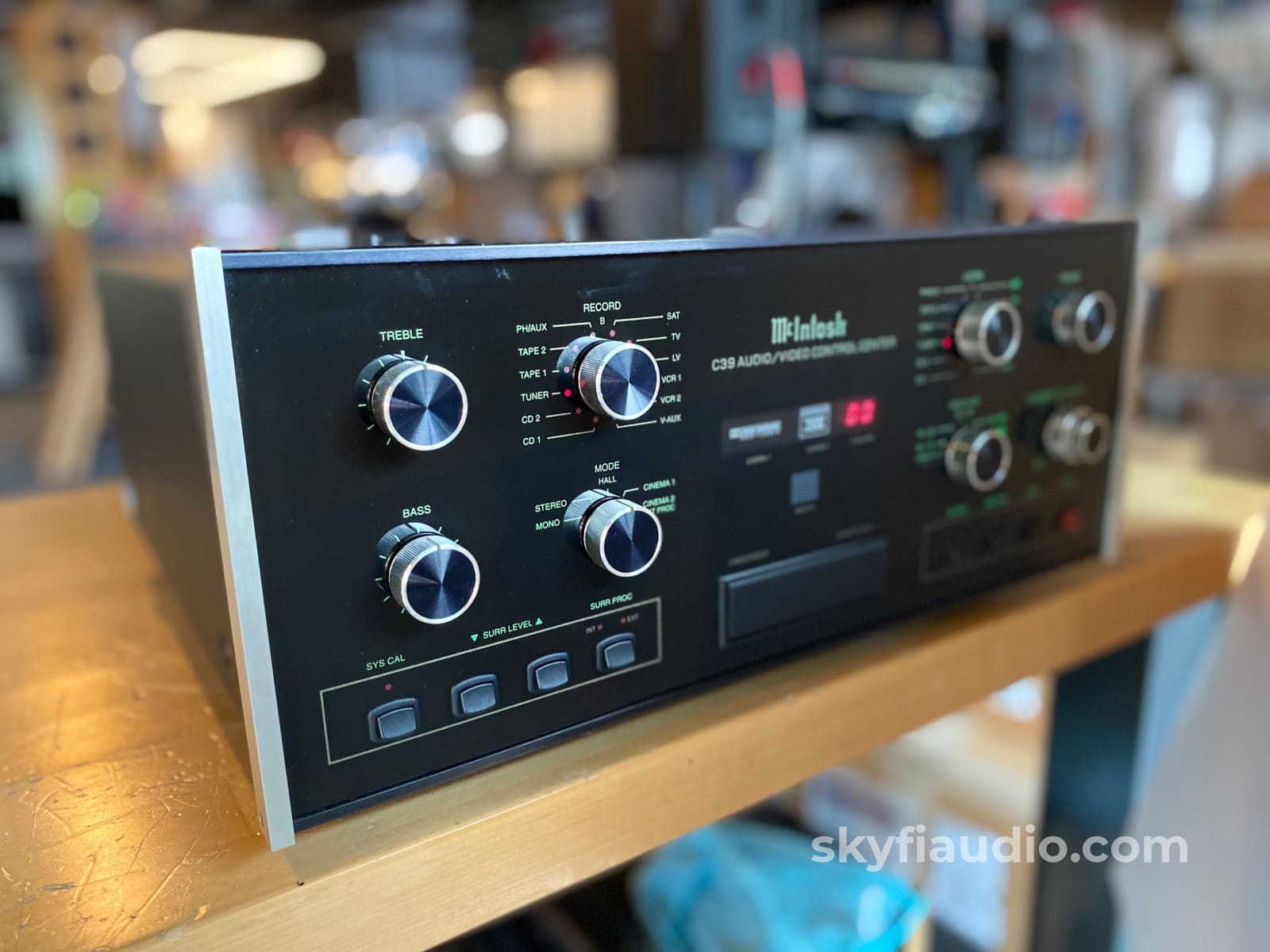 Mcintosh C39 Solid State Preamp W/Phono Processor