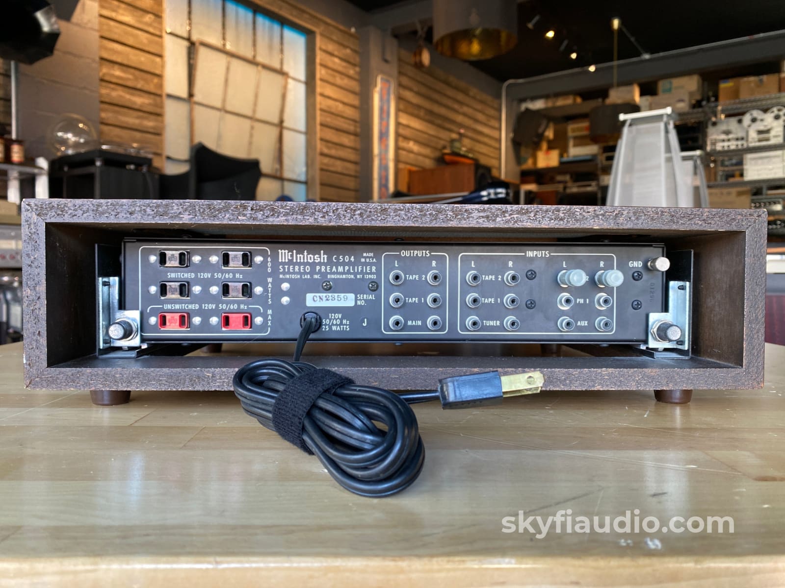 McIntosh C504 ステレオプリアンプ 本体 ウッドケース付 McIntosh C504 Solid State Vintage Preamplifier With Wood Cabinet