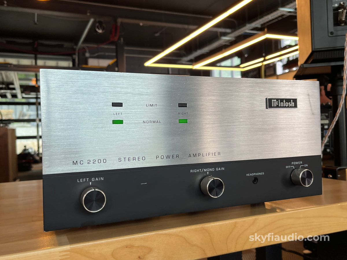 McIntosh MC2200 Vintage Solid State Amplifier - Overhauled/Serviced - Amplifier