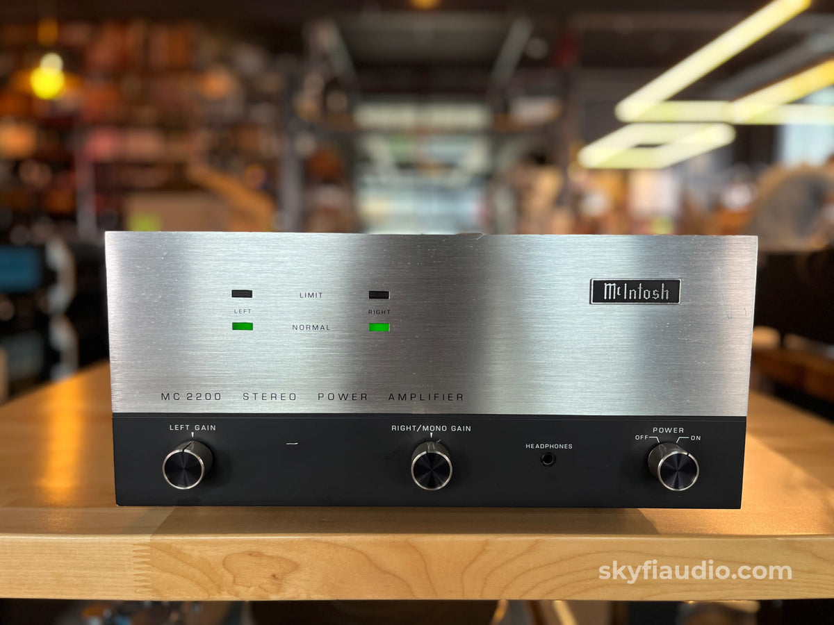 McIntosh MC2200 Vintage Solid State Amplifier - Overhauled/Serviced - Amplifier