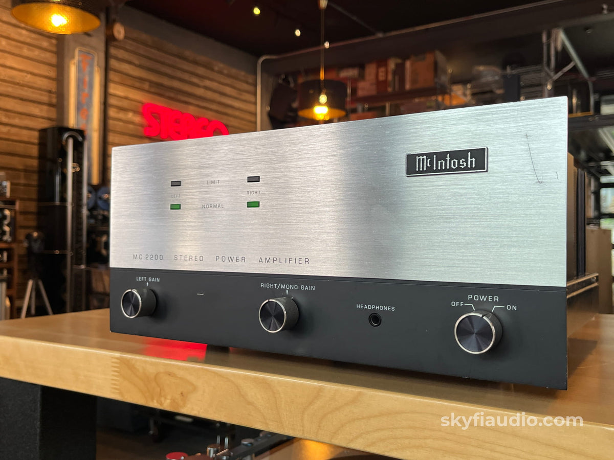 McIntosh MC2200 Vintage Solid State Amplifier - Overhauled/Serviced - Amplifier