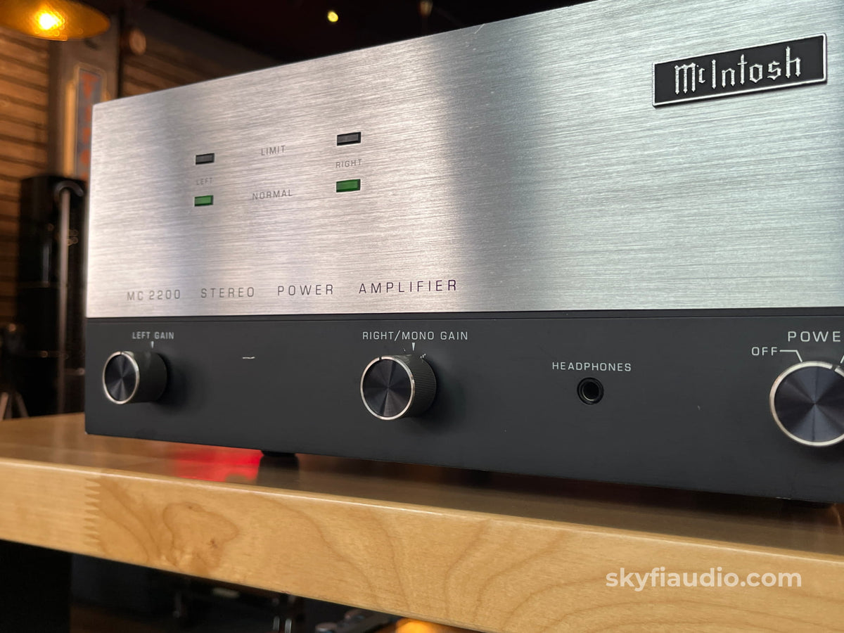McIntosh MC2200 Vintage Solid State Amplifier - Overhauled/Serviced - Amplifier
