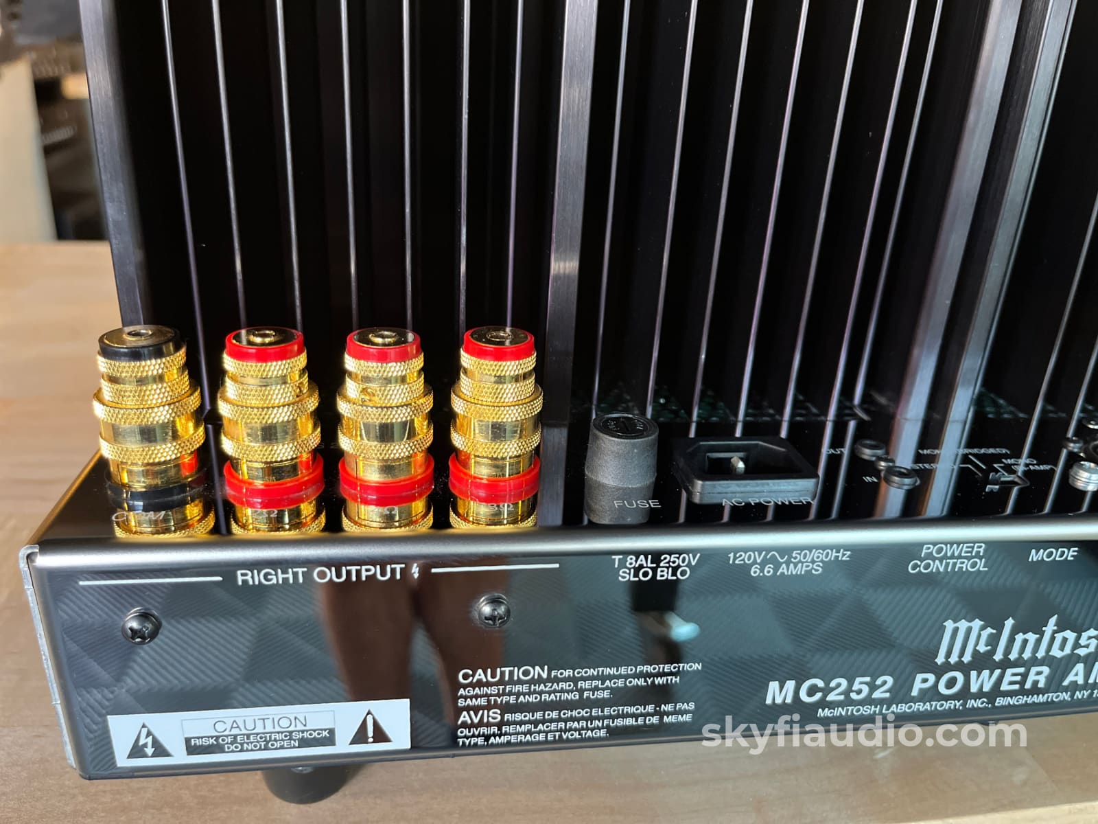 McIntosh MC252 Amplifier - 250W- 3D Faceplate + Fiber Optic Lighting Amplifier