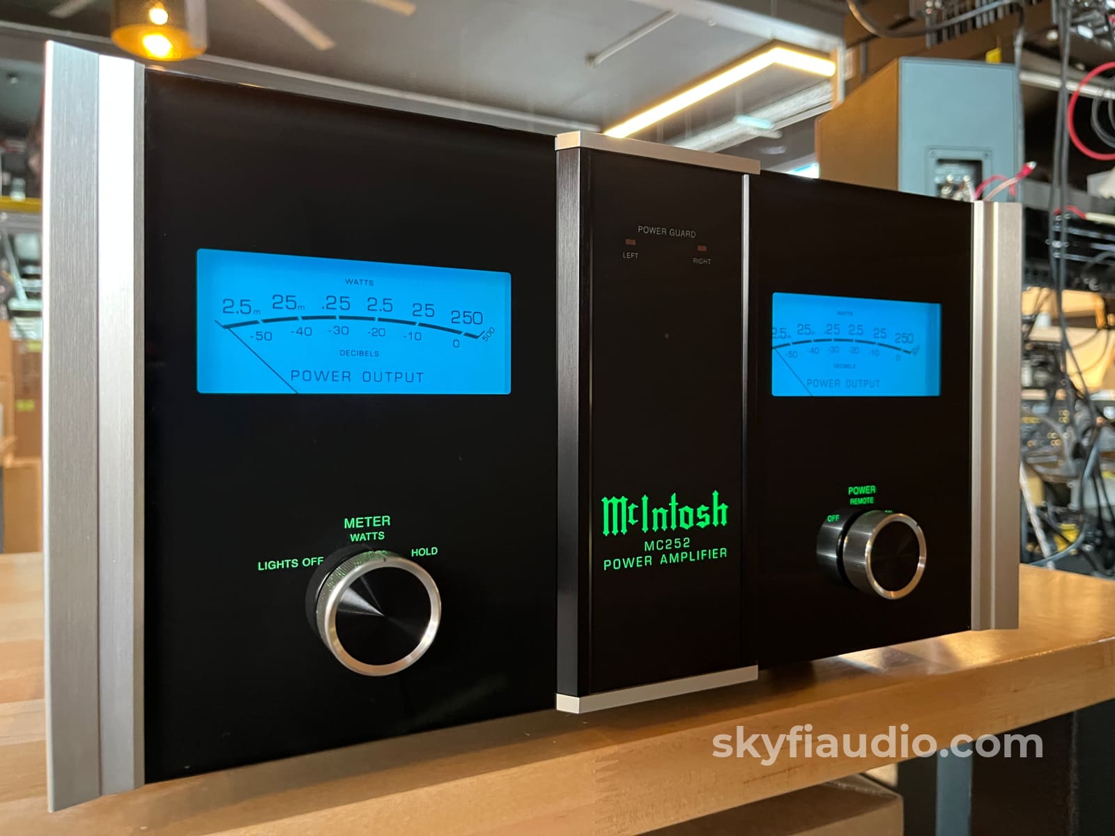 McIntosh MC252 Amplifier - 250W- 3D Faceplate + Fiber Optic Lighting Amplifier
