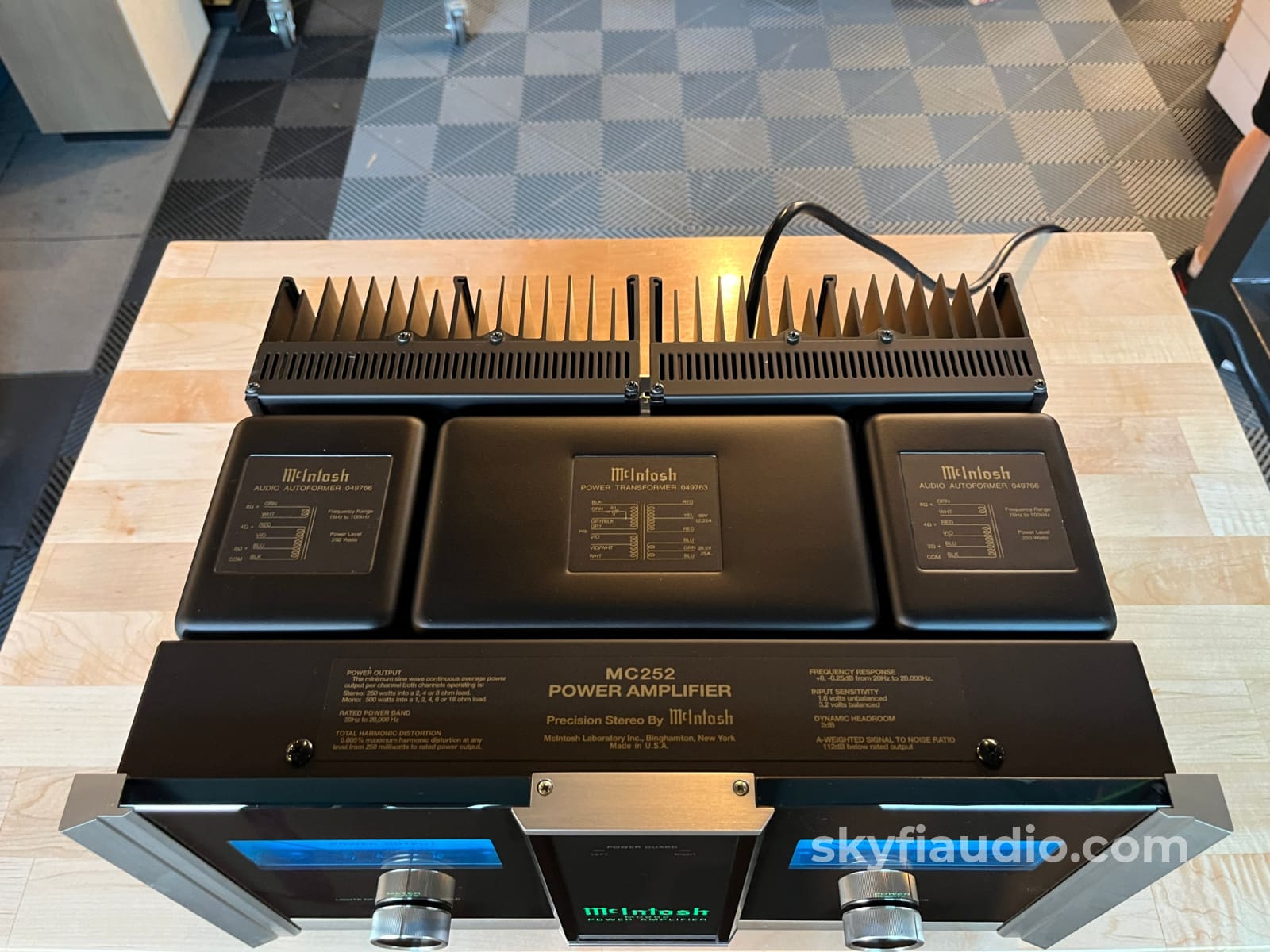 McIntosh MC252 Amplifier - 250W- 3D Faceplate + Fiber Optic Lighting Amplifier