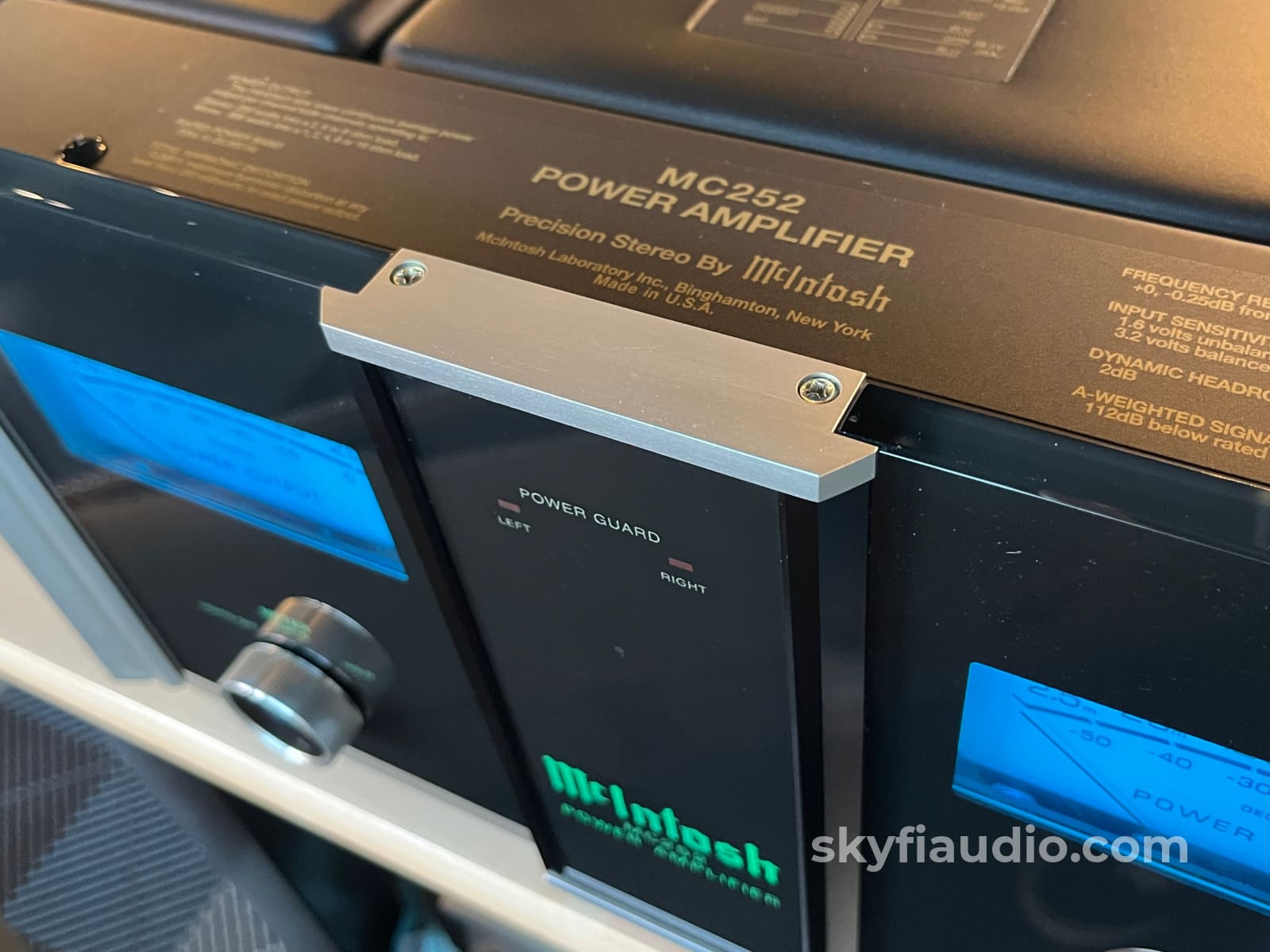 McIntosh MC252 Amplifier - 250W- 3D Faceplate + Fiber Optic Lighting Amplifier