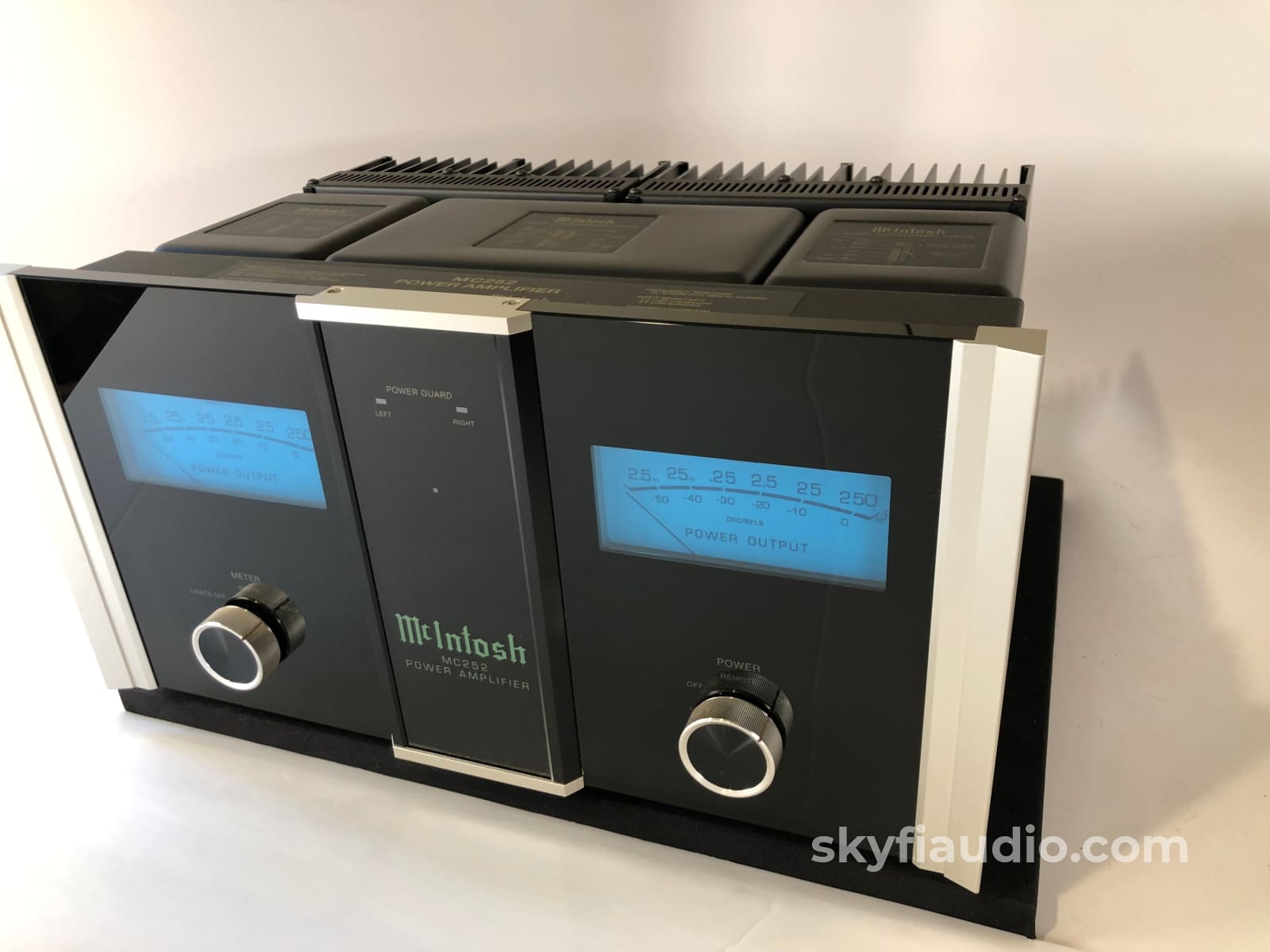 Mcintosh Mc252 Solid State Amplifier - 250W Per Channel