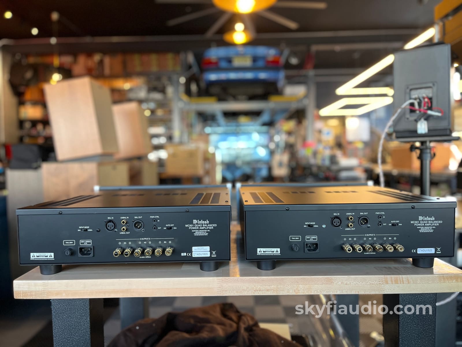 McIntosh MC301 Monoblock Amplifier Pair - Quadbalanced Amplifier