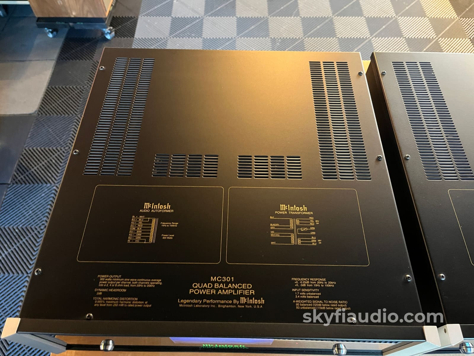 McIntosh MC301 Monoblock Amplifier Pair - Quadbalanced Amplifier
