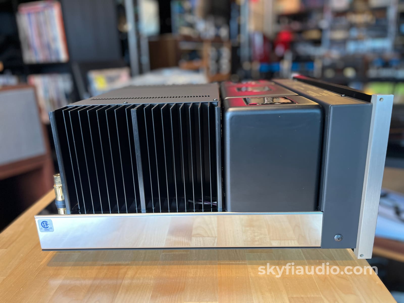 McIntosh MC302 Solid State Amplifier 300 Watt- Fiber Optic - Amplifier