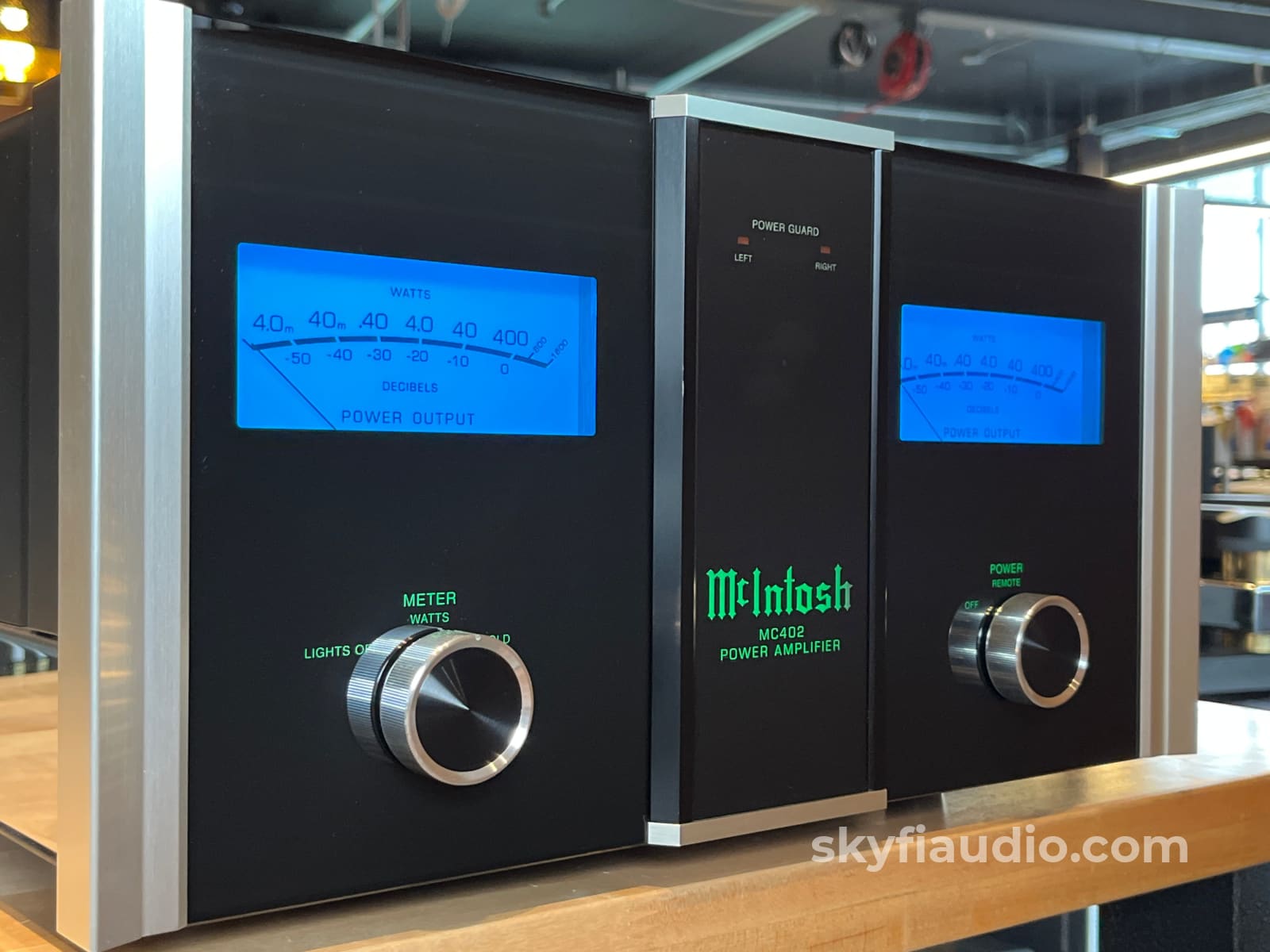 McIntosh MC402 Solid State Amplifier 400W - Fiber Optic - Amplifier