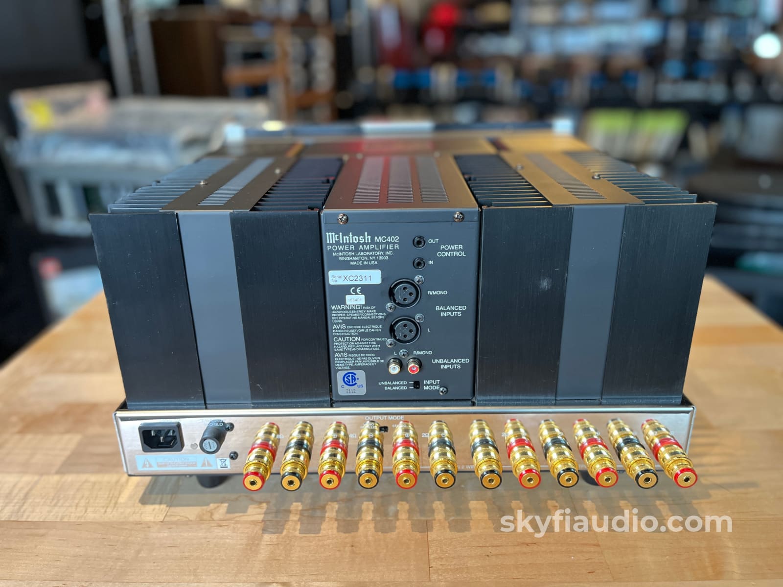McIntosh MC402 Solid State Amplifier 400W - Fiber Optic - Amplifier
