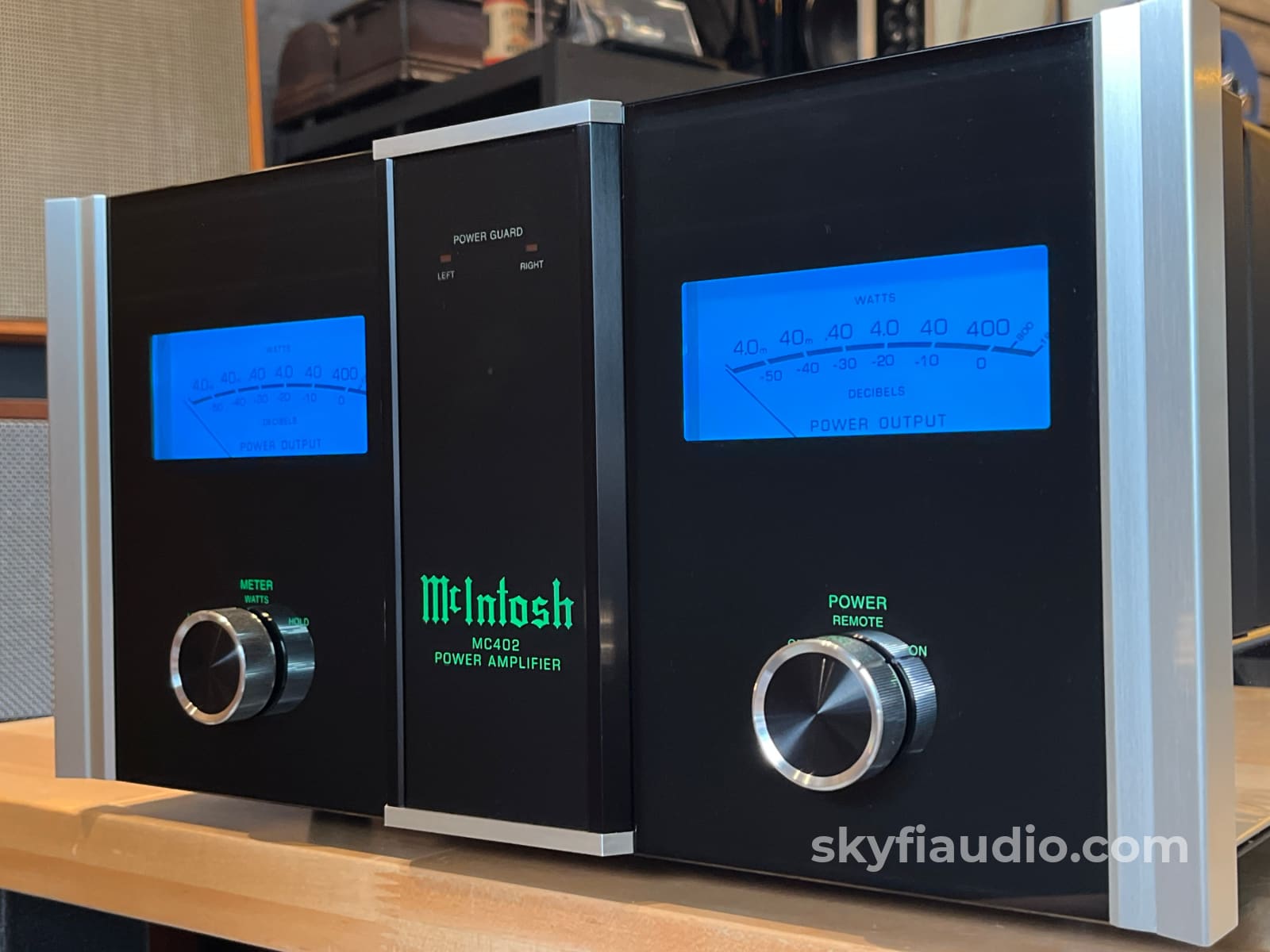 McIntosh MC402 Solid State Amplifier 400W - Fiber Optic - Amplifier