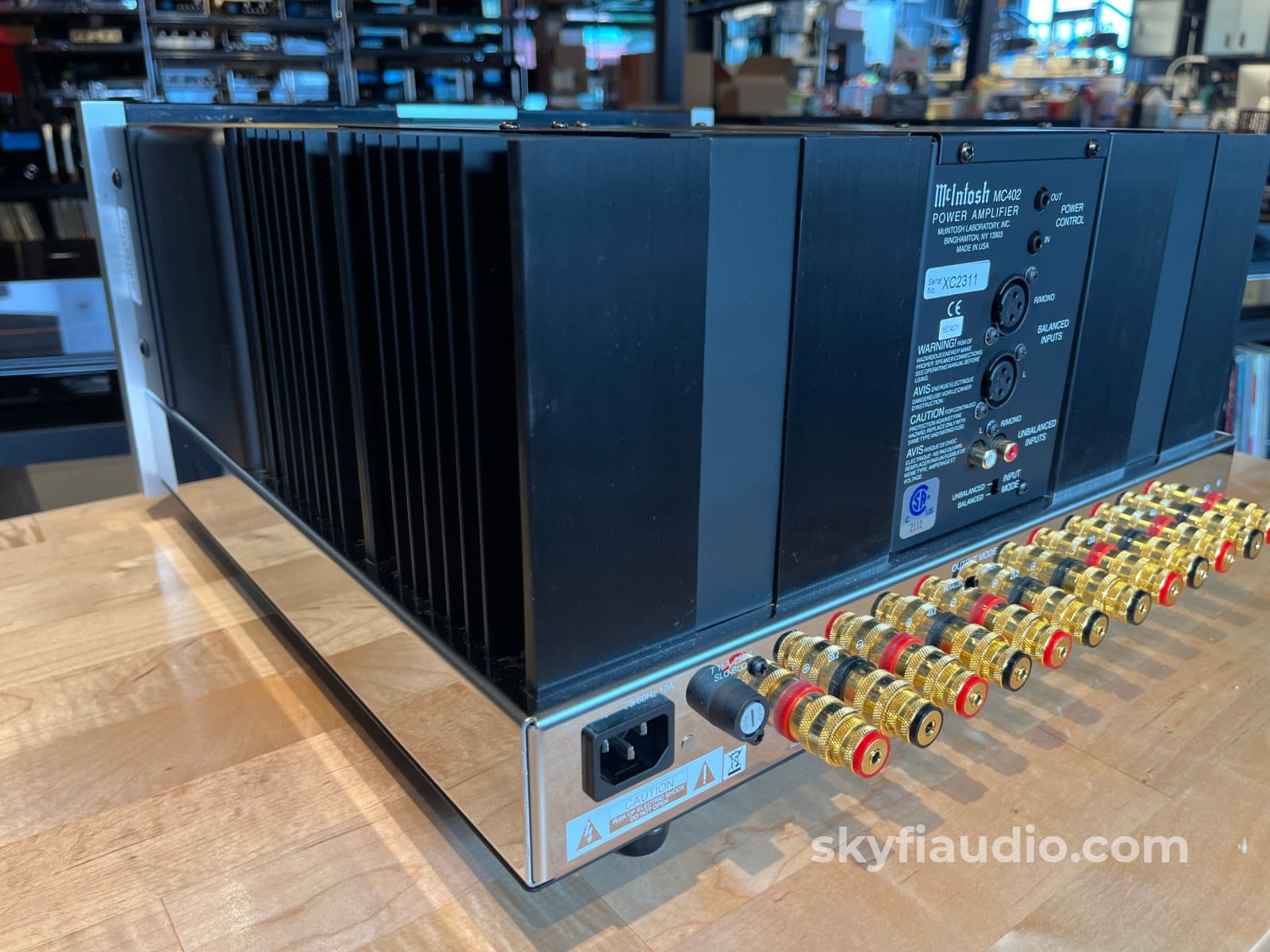 McIntosh MC402 Solid State Amplifier 400W - Fiber Optic - Amplifier