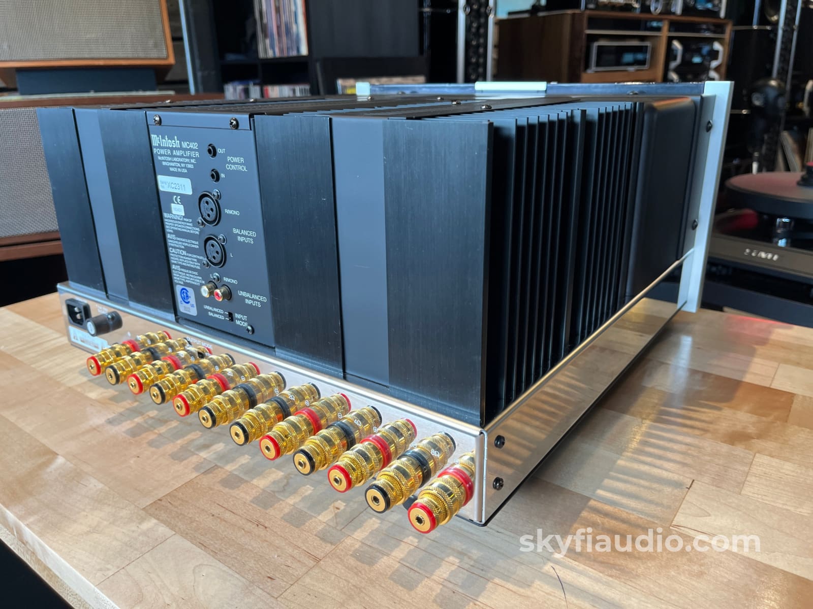 McIntosh MC402 Solid State Amplifier 400W - Fiber Optic - Amplifier