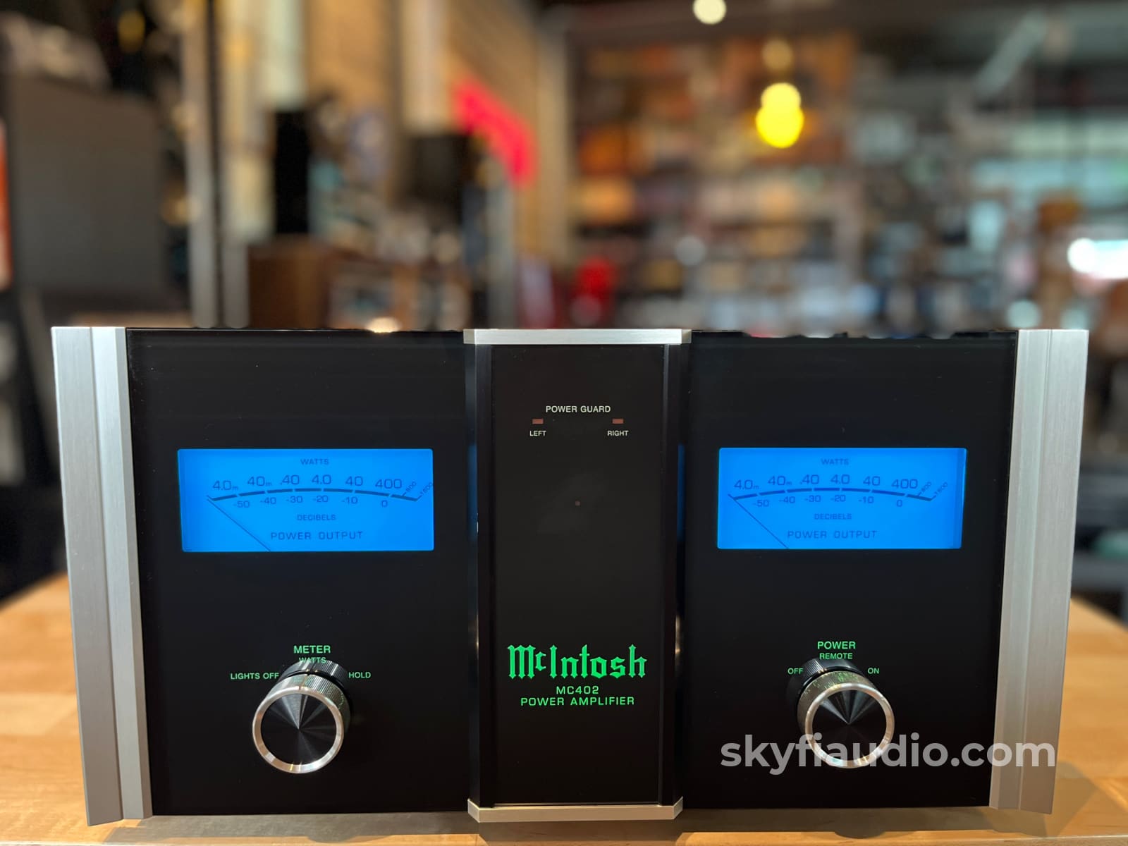 McIntosh MC402 Solid State Amplifier 400W - Fiber Optic - Amplifier