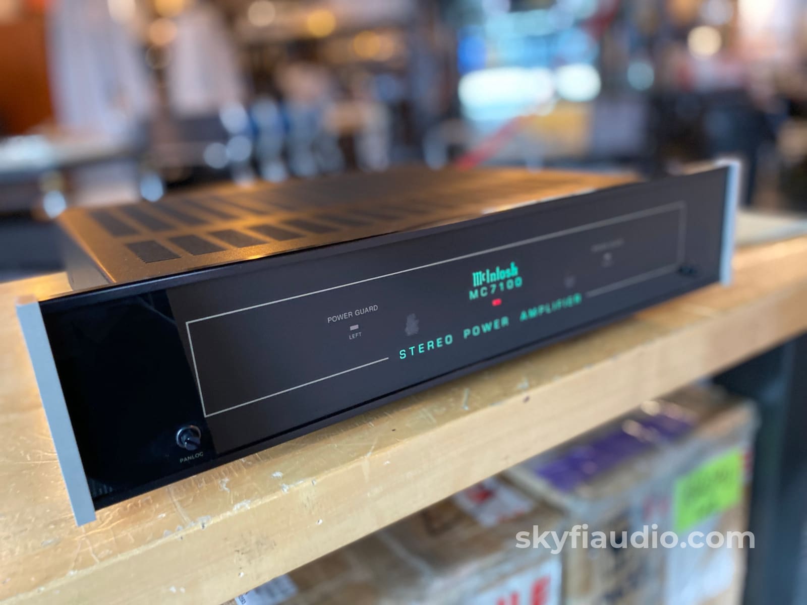McIntosh MC7100 - Compact Yet Powerful Stereo Amplifier