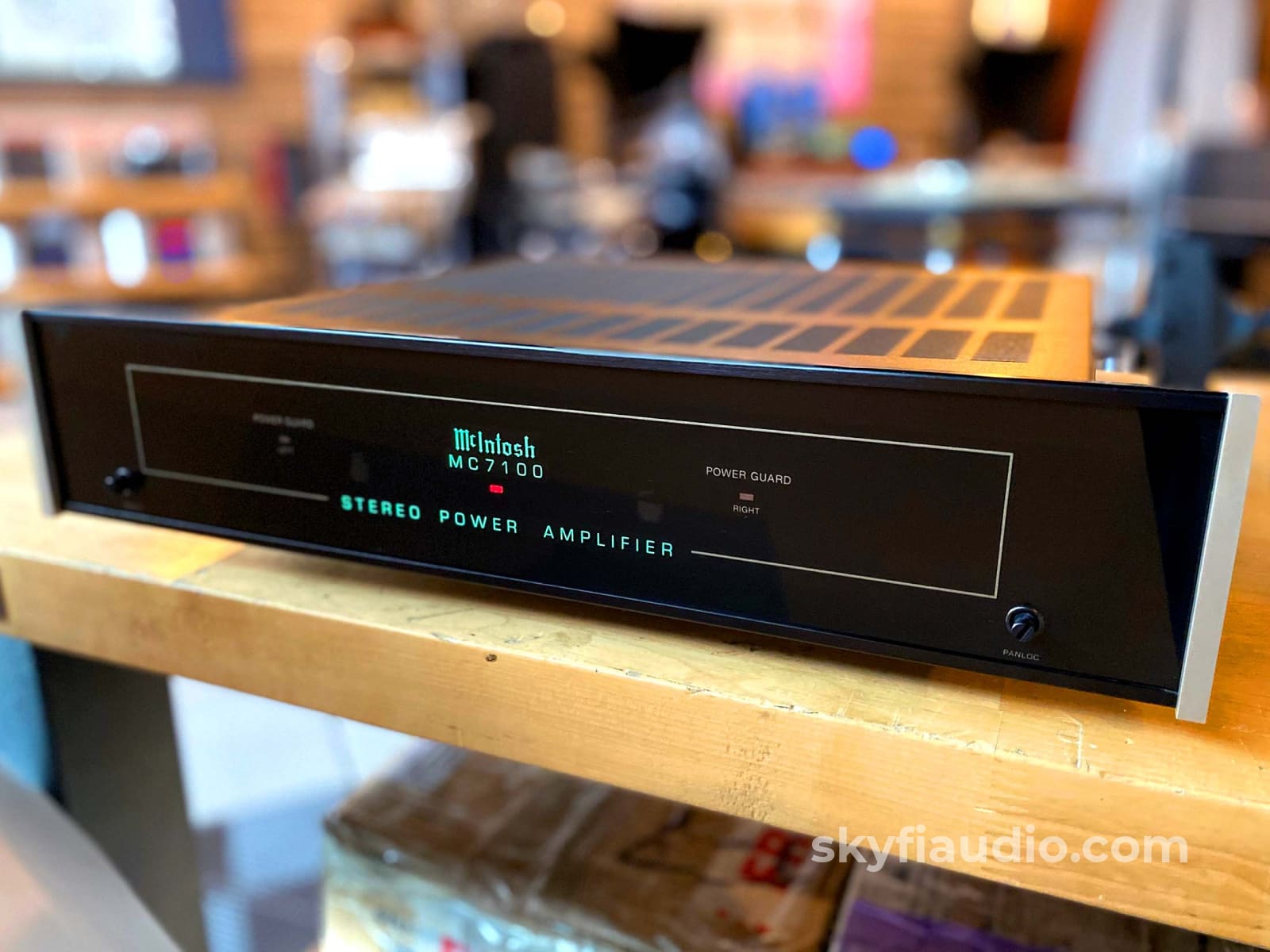 mcintosh-mc7100-compact-yet-