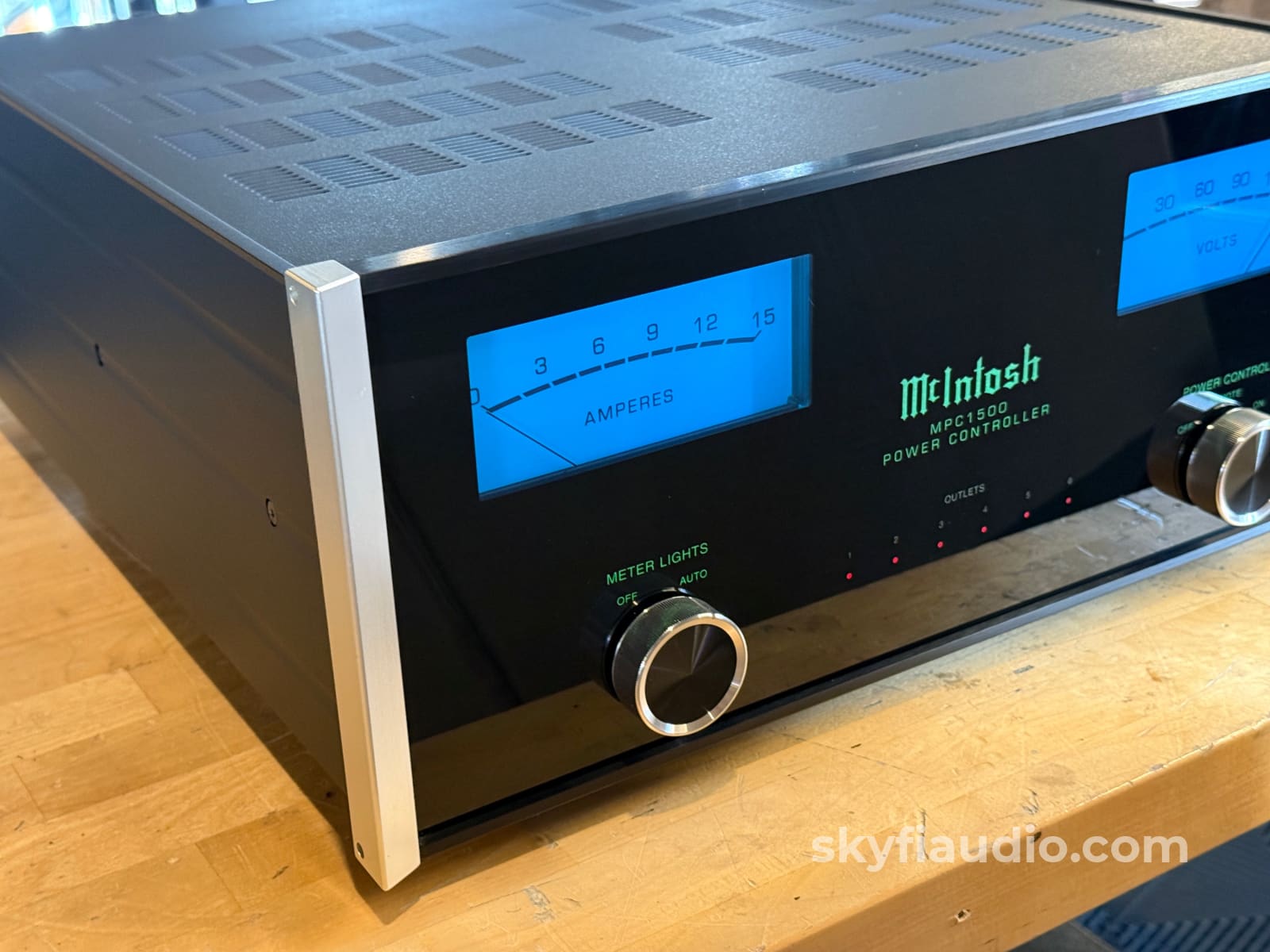 Mcintosh Mpc1500 Power Controller And Conditioner - Pre-Loved