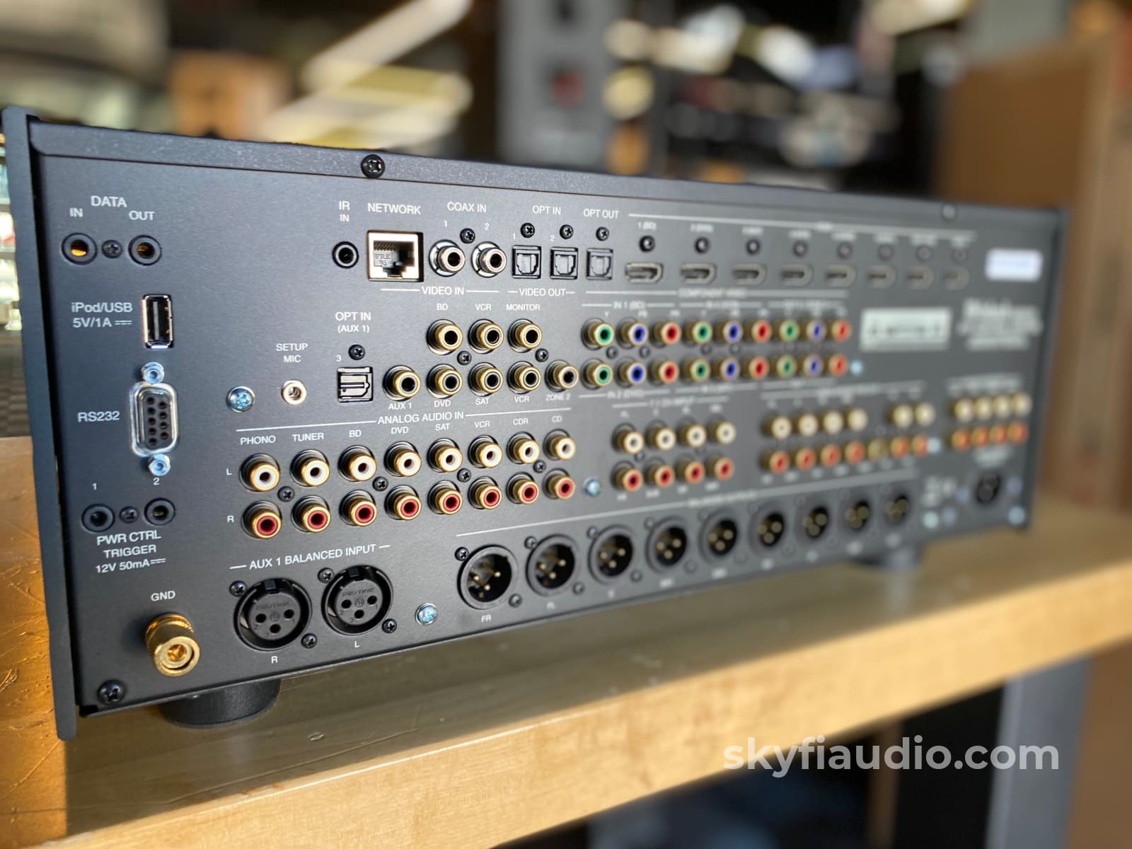 McIntosh MX121 Pre/Processor w/Dolby True HD, DTS-HD, and Phono