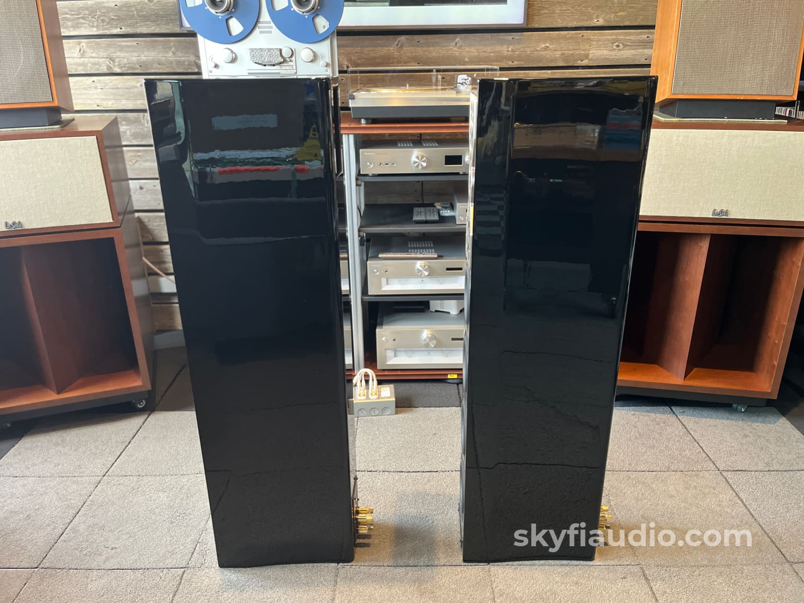 McIntosh XR100 Floorstanding Speakers (Pair) - Pre-Loved Speakers