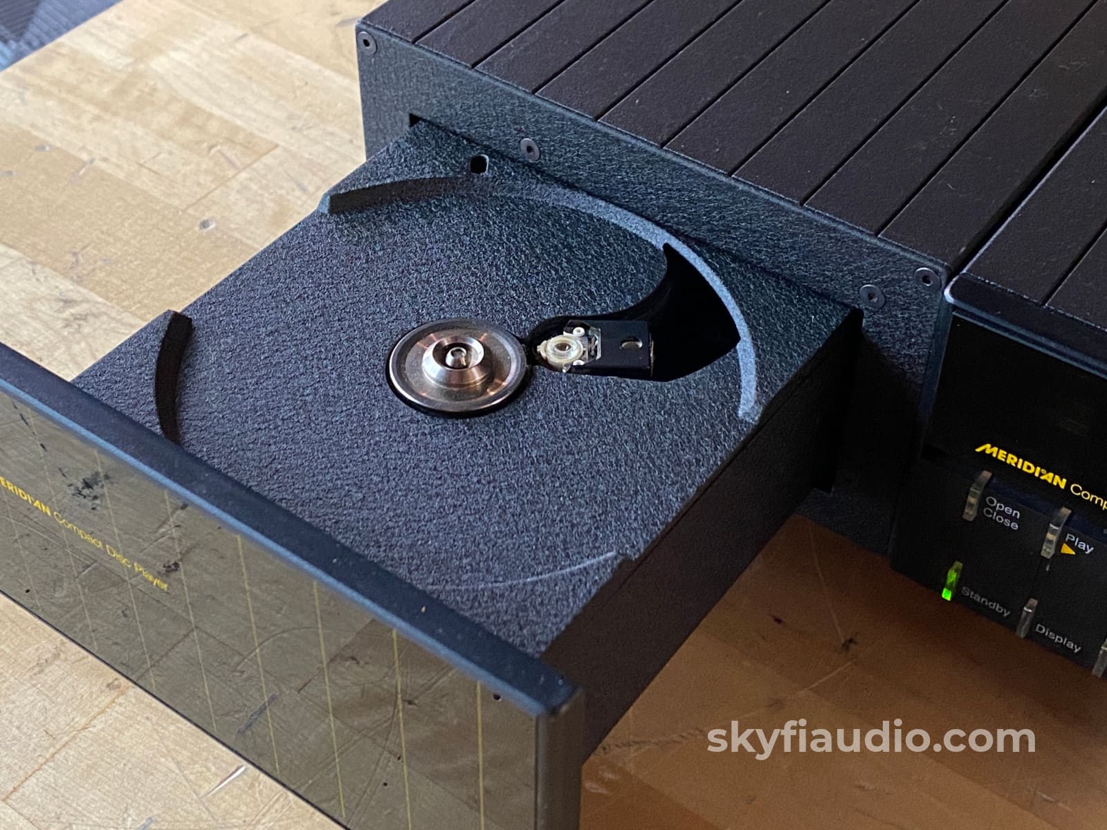 Meridian Compact Disc Player 200 W/Meridian 203 D/A Processor And Upgraded Remote Cd + Digital