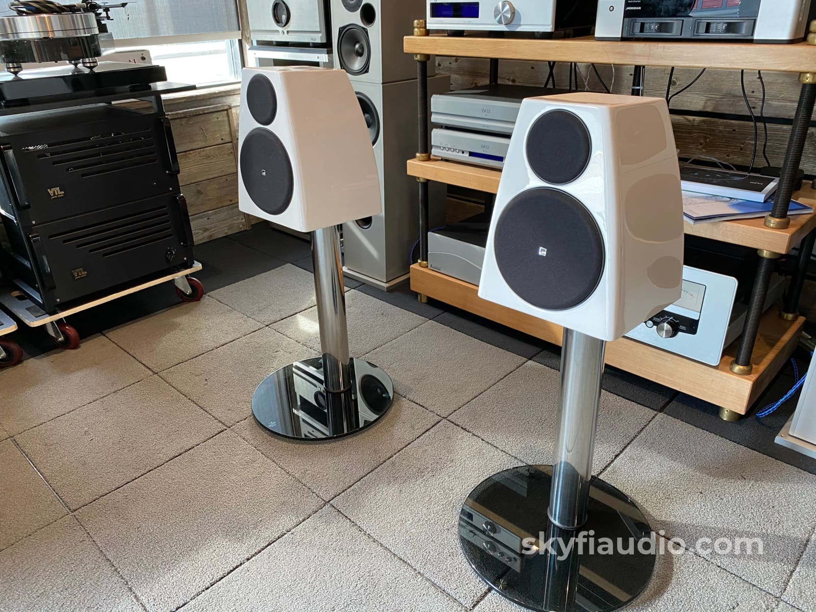 Meridian Dsp3200 Digital Active Powered Speakers With Stands Current Model