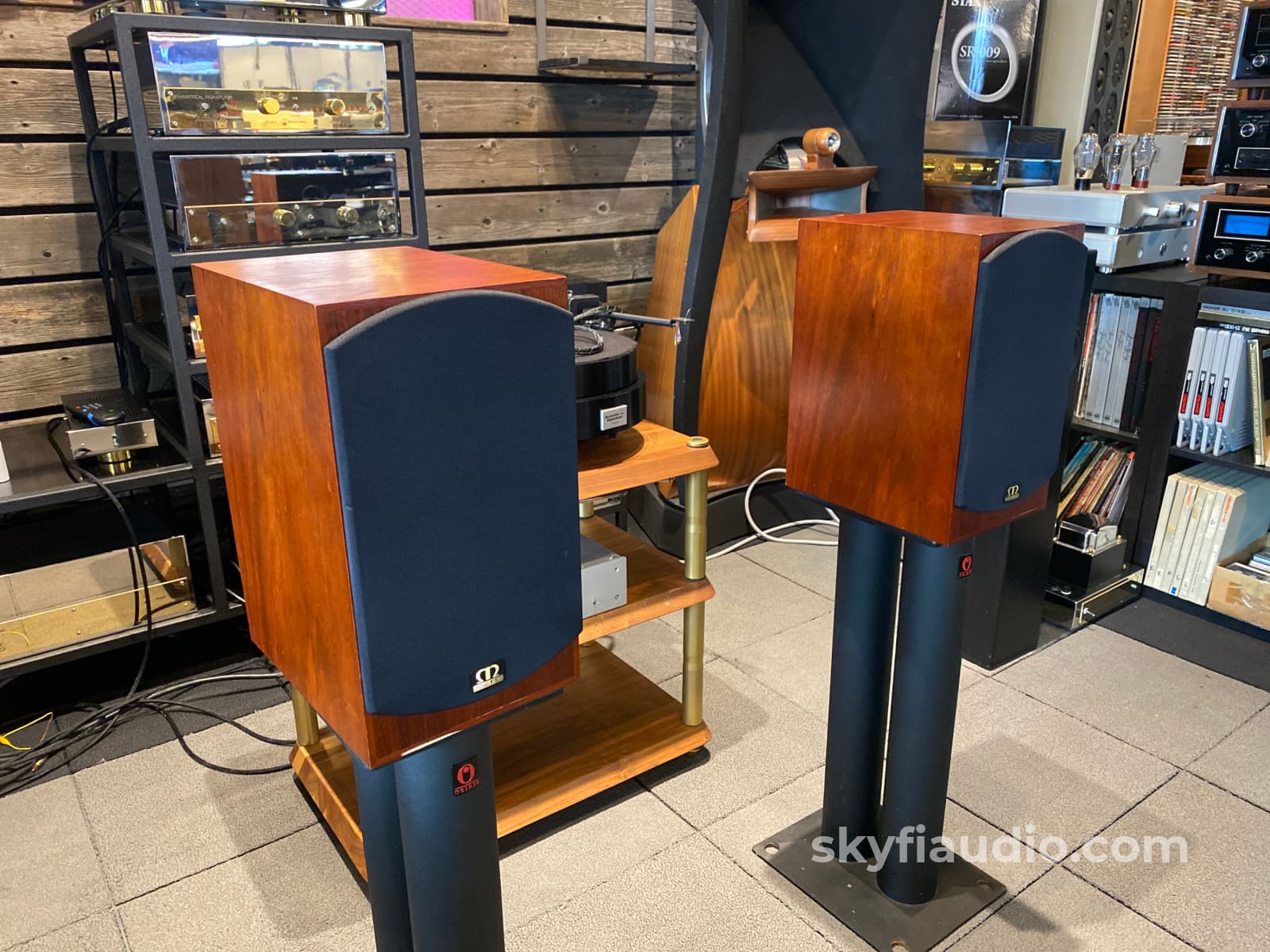 Monitor Audio Gold Reference 10 Bookshelf Speakers - Rose Mahogany Fin