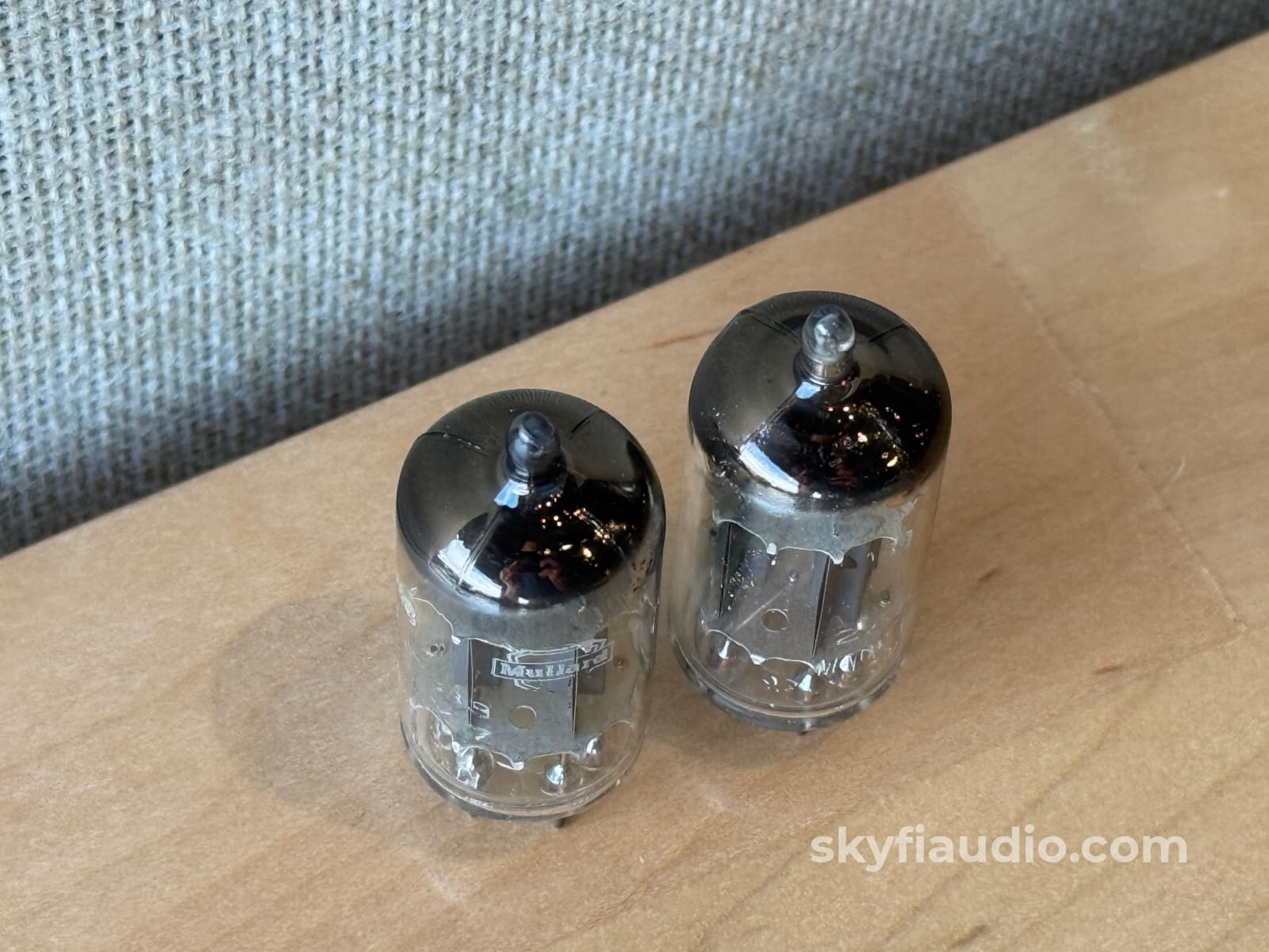 Mullard ECC83 / 12AX7 B8F/B8H (ECC83 / 12AX7)- Blackburn 1958 Round Getter Accessory