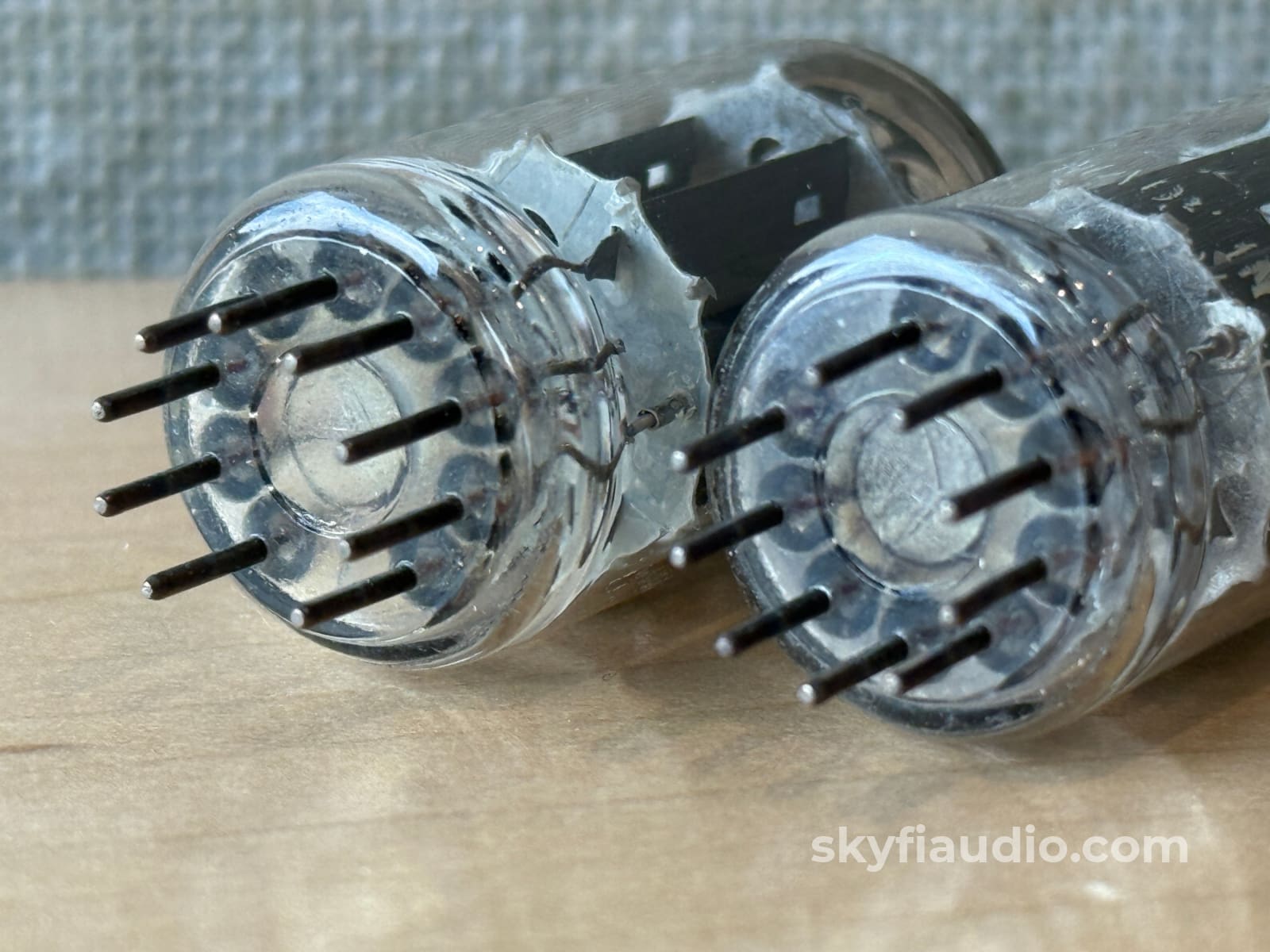 Mullard ECC83 / 12AX7 B8F/B8H (ECC83 / 12AX7)- Blackburn 1958 Round Getter Accessory