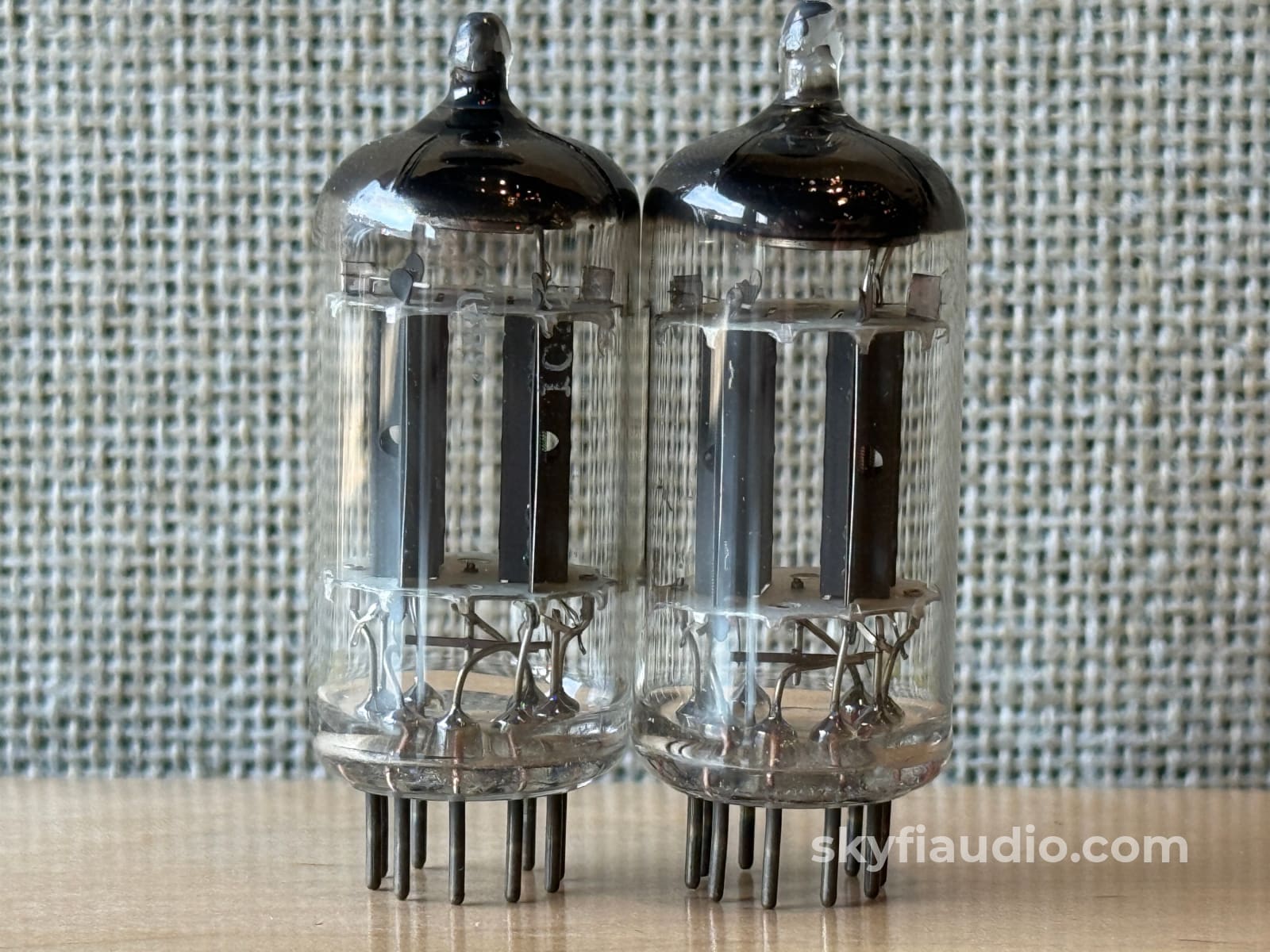 Mullard ECC83 / 12AX7 B8F/B8H (ECC83 / 12AX7)- Blackburn 1958 Round Getter Accessory