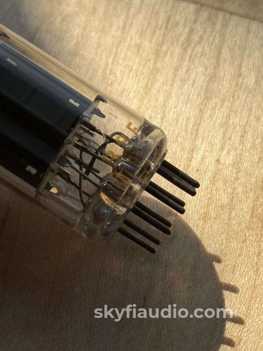 Mullard ECC83 / 12AX7 B8F/B8H (ECC83 / 12AX7)- Blackburn 1958 Round Getter Accessory