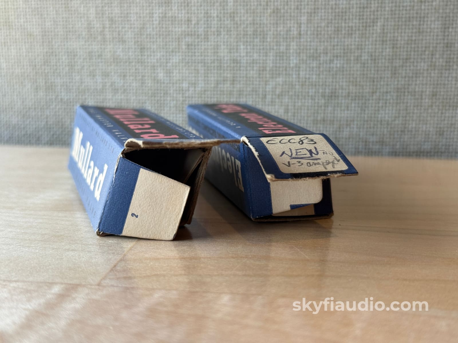 Mullard ECC83 / 12AX7 B8F/B8H (ECC83 / 12AX7)- Blackburn 1958 Round Getter Accessory