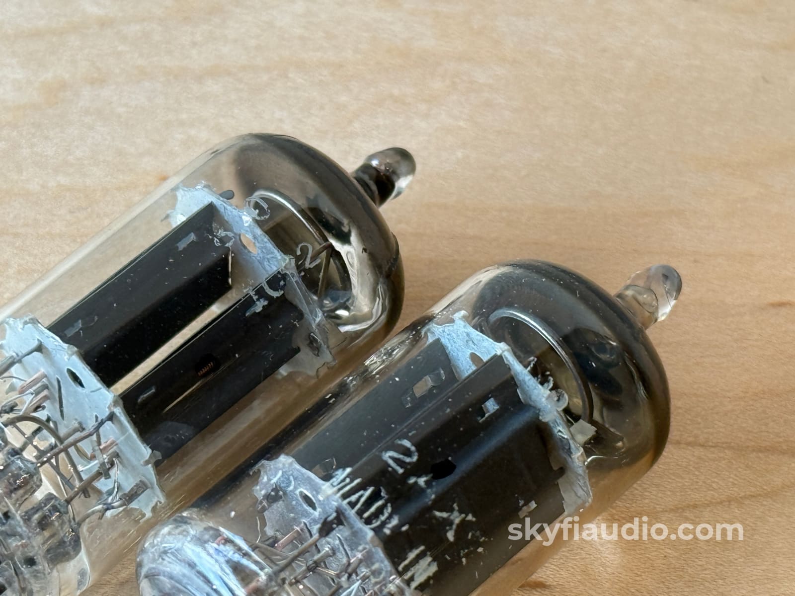 Mullard ECC83 / 12AX7 B8F/B8H (ECC83 / 12AX7)- Blackburn 1958 Round Getter Accessory