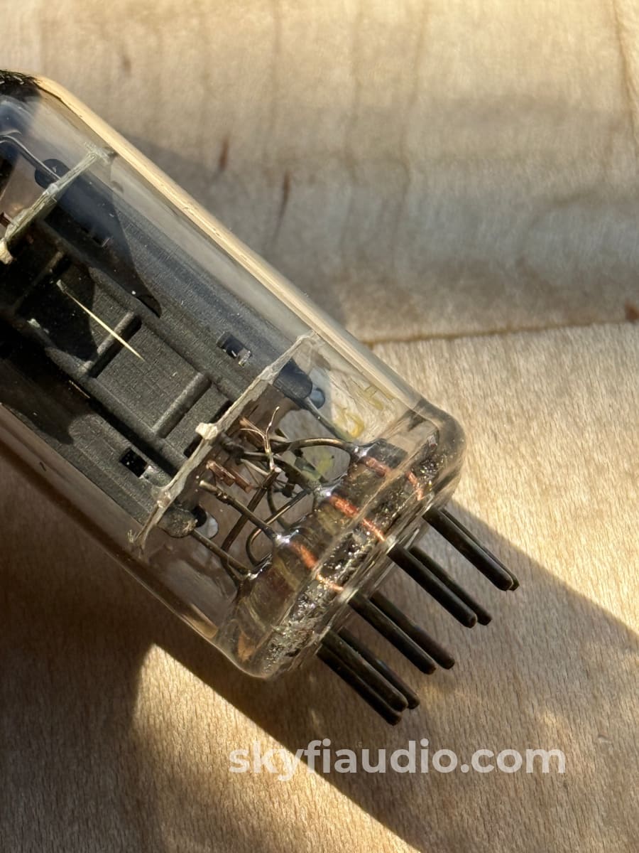 Mullard ECC83 / 12AX7 B8F/B8H (ECC83 / 12AX7)- Blackburn 1958 Round Getter Accessory