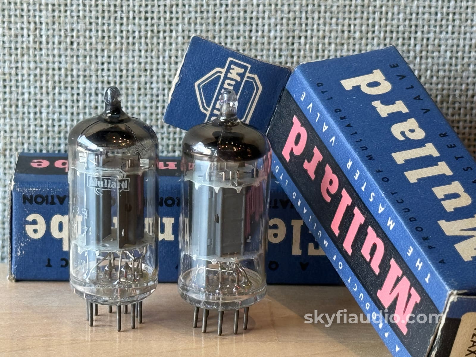 Mullard ECC83 / 12AX7 B8F/B8H (ECC83 / 12AX7)- Blackburn 1958 Round Getter Accessory