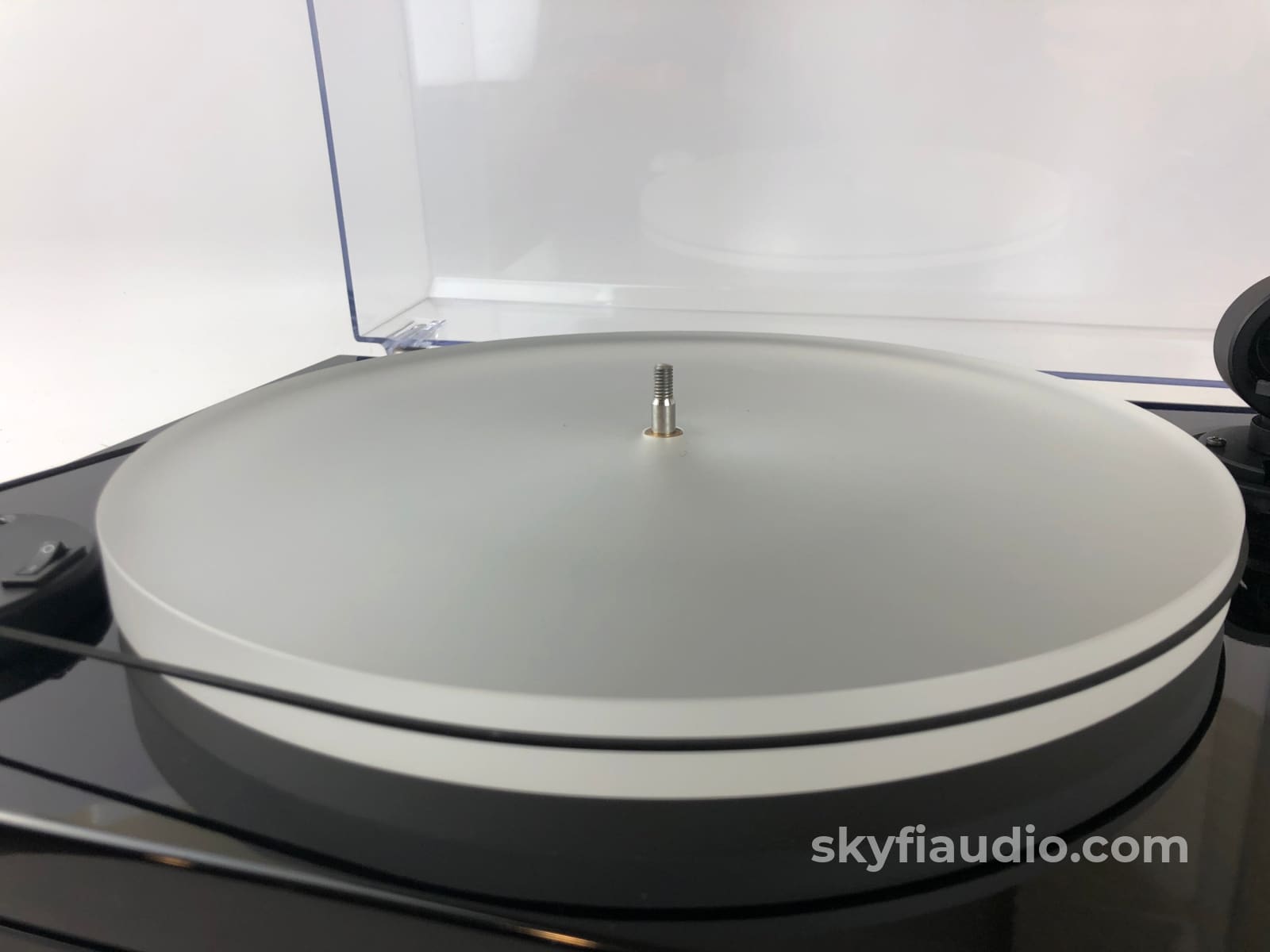 Music Hall Mmf-7.1 Turntable With New Ortofon 2M Red