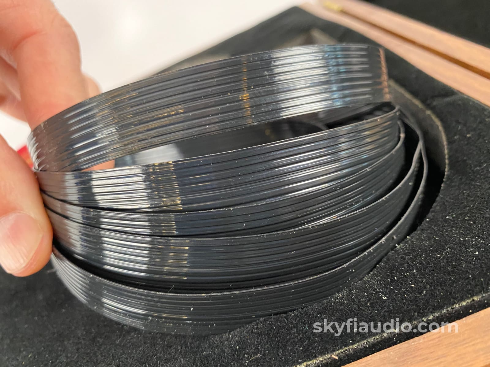 Nordost Black Knight RCA Interconnects With Nordost Wood Case - 2M
