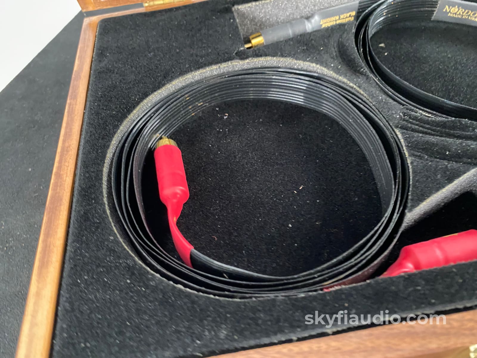 【廃盤】NORDOST BLACK KNIGHT RCAケーブル Nordost Black Knight RCA Interconnects With Nordost Wood Case - 2M